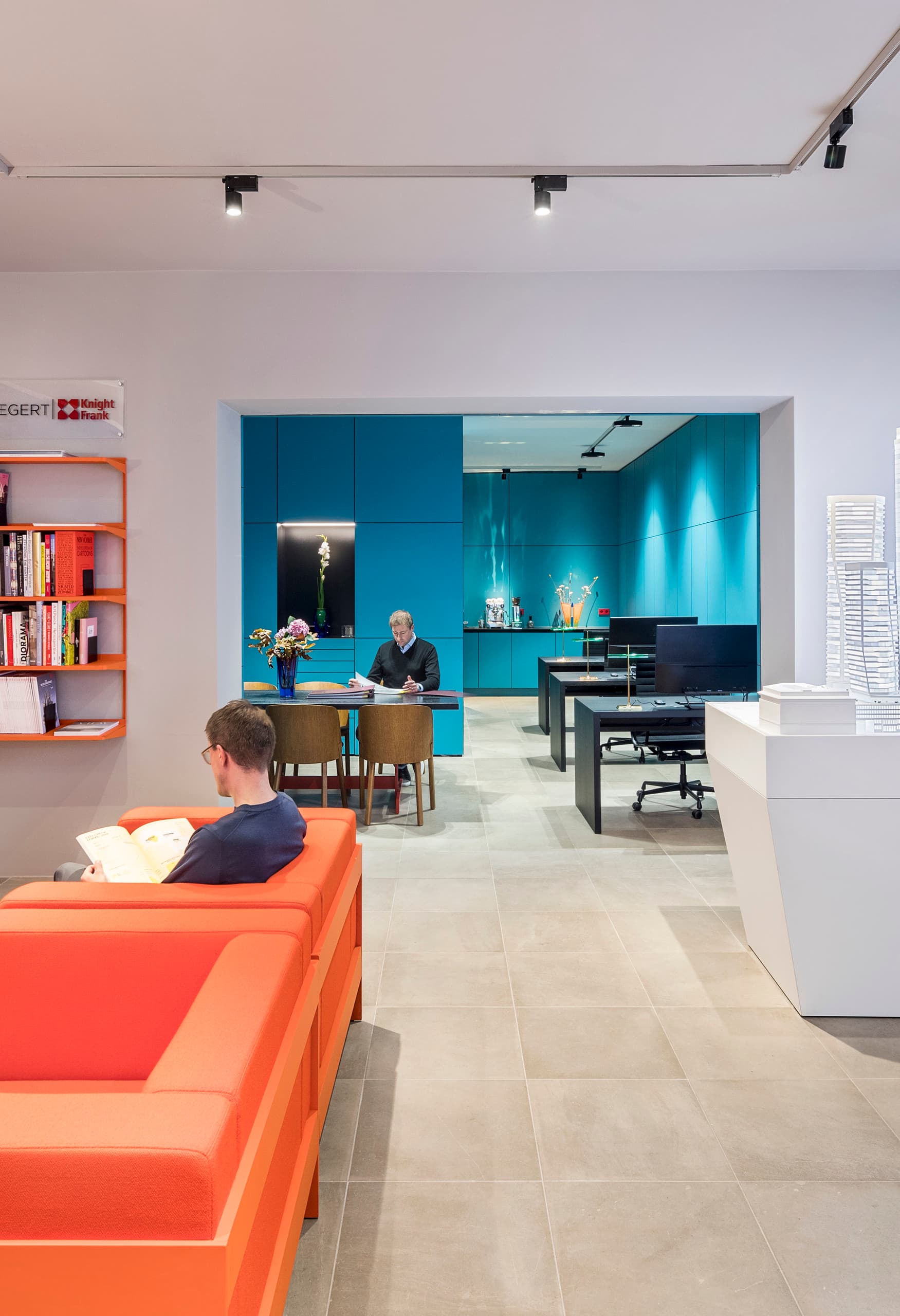 ZIEGERT Knight Frank Büro mit ERCO Licht: Pollux Spots und Skim Downlights beleuchten den modernen Showroom in Frankfurt.