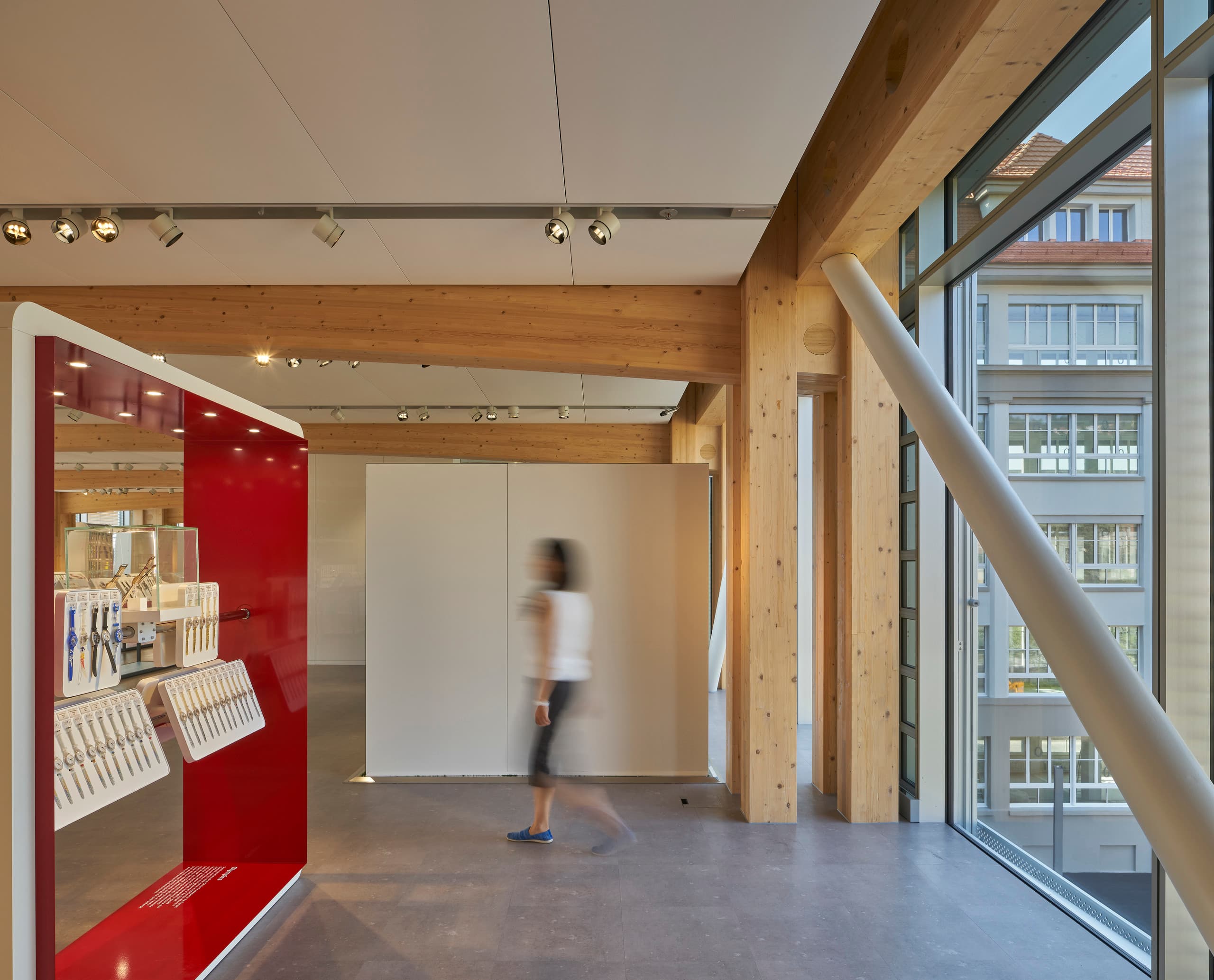 Innenansicht des Swatch Museums mit ERCO Parscan Strahlern zur Akzentuierung der Ausstellungsstücke.