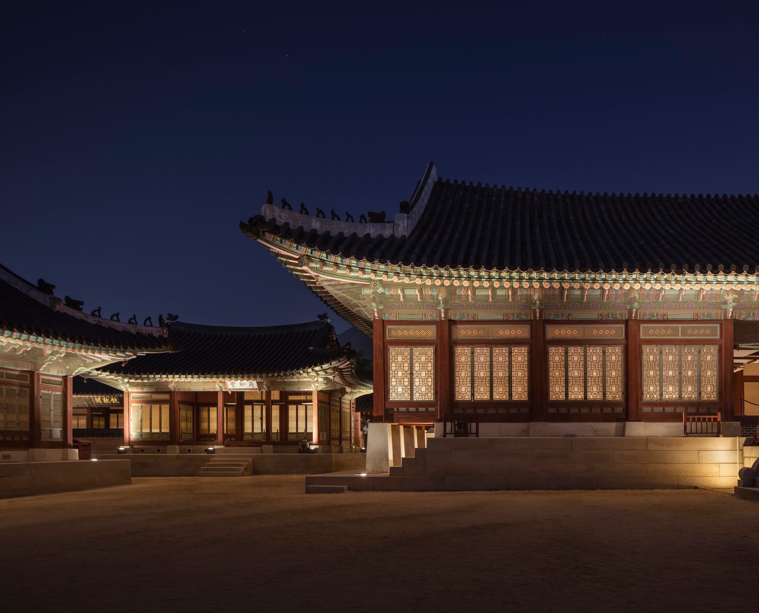 Gyeongbokgung Palast, Seoul, beleuchtet mit ERCO Außenleuchten, die die Architektur hervorheben.