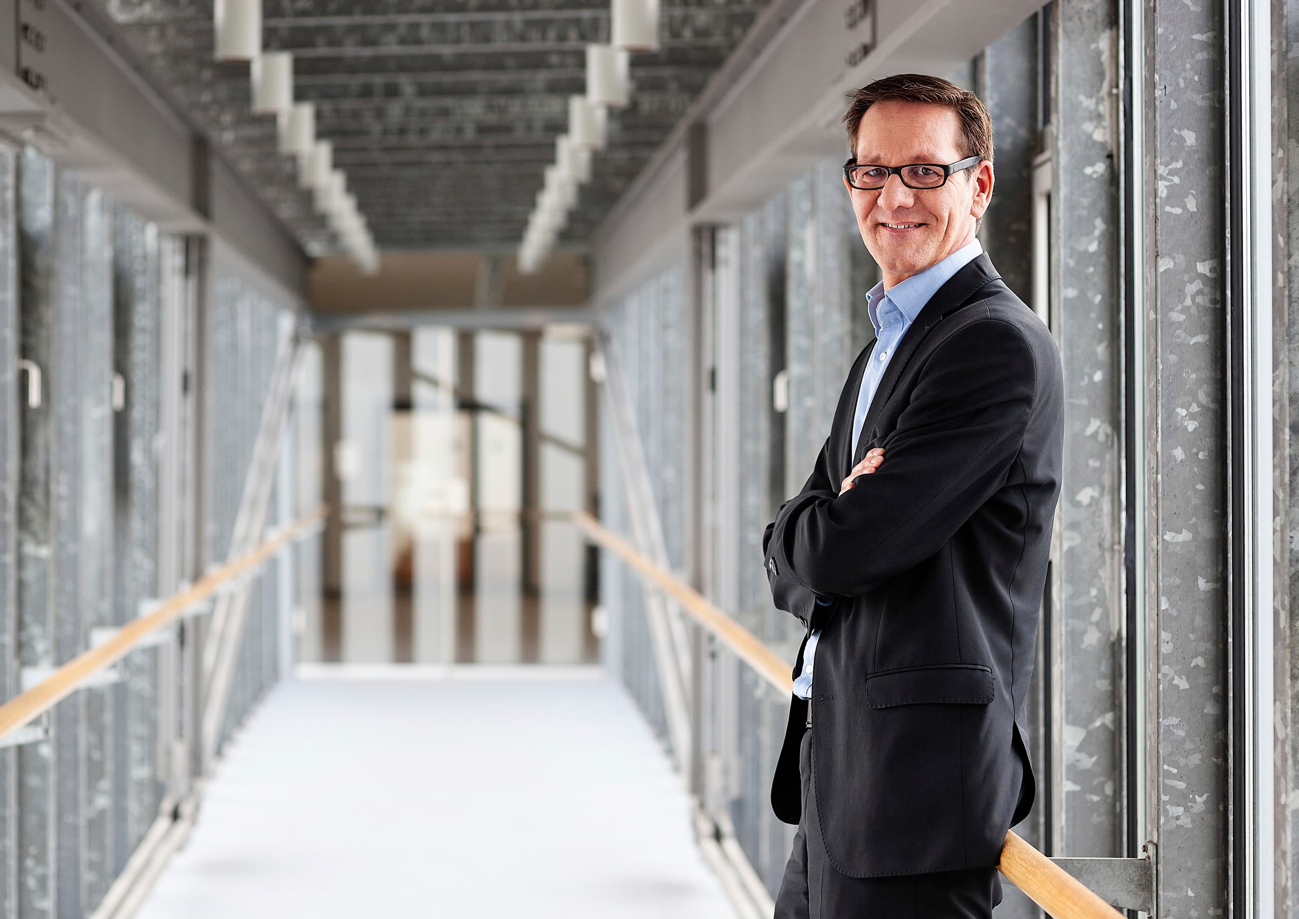 ERCO Purchasing Manager, kompetent und zuverlässig im modernen Bürogebäude.
