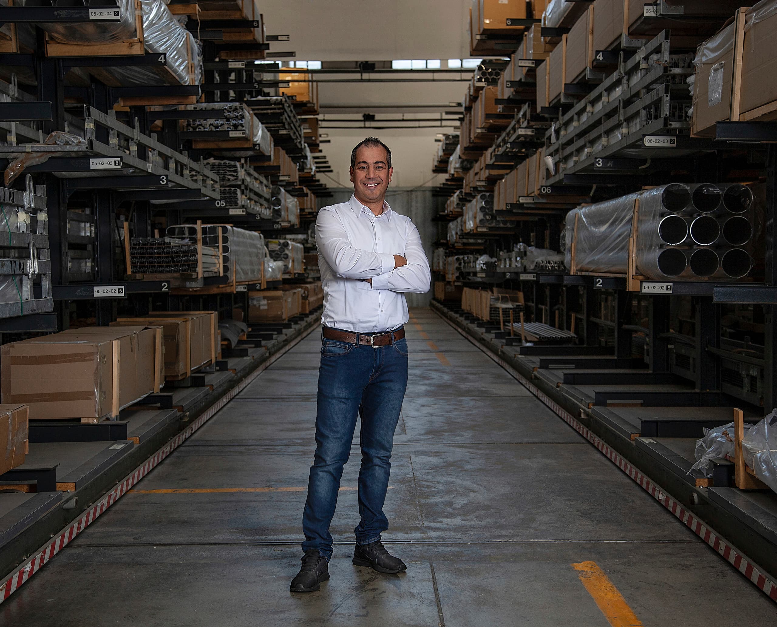 ERCO Mitarbeiter im Lager, der die Lieferketten-Prinzipien für nachhaltige Zusammenarbeit repräsentiert.