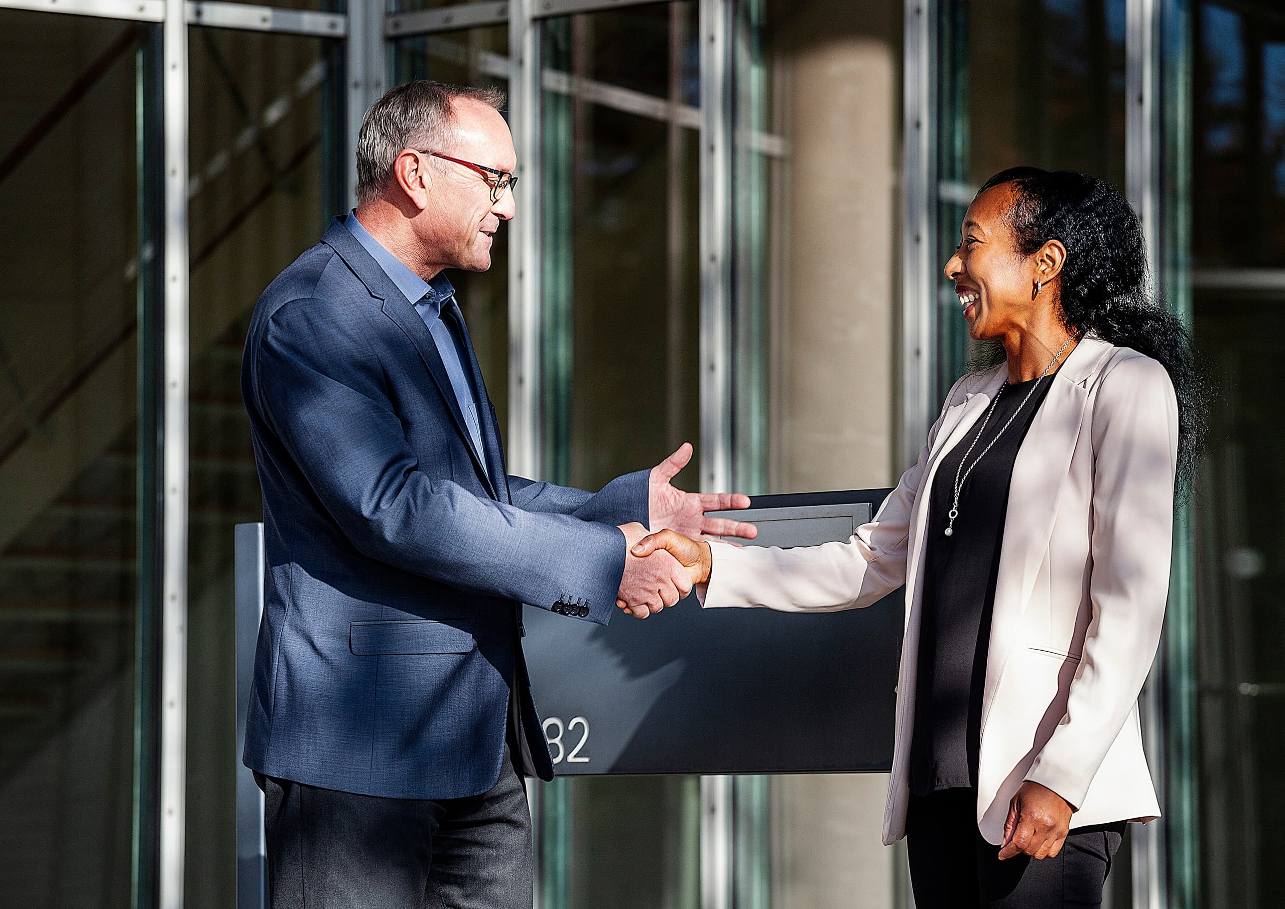 ERCO Partner besiegeln Zusammenarbeit per Handschlag.