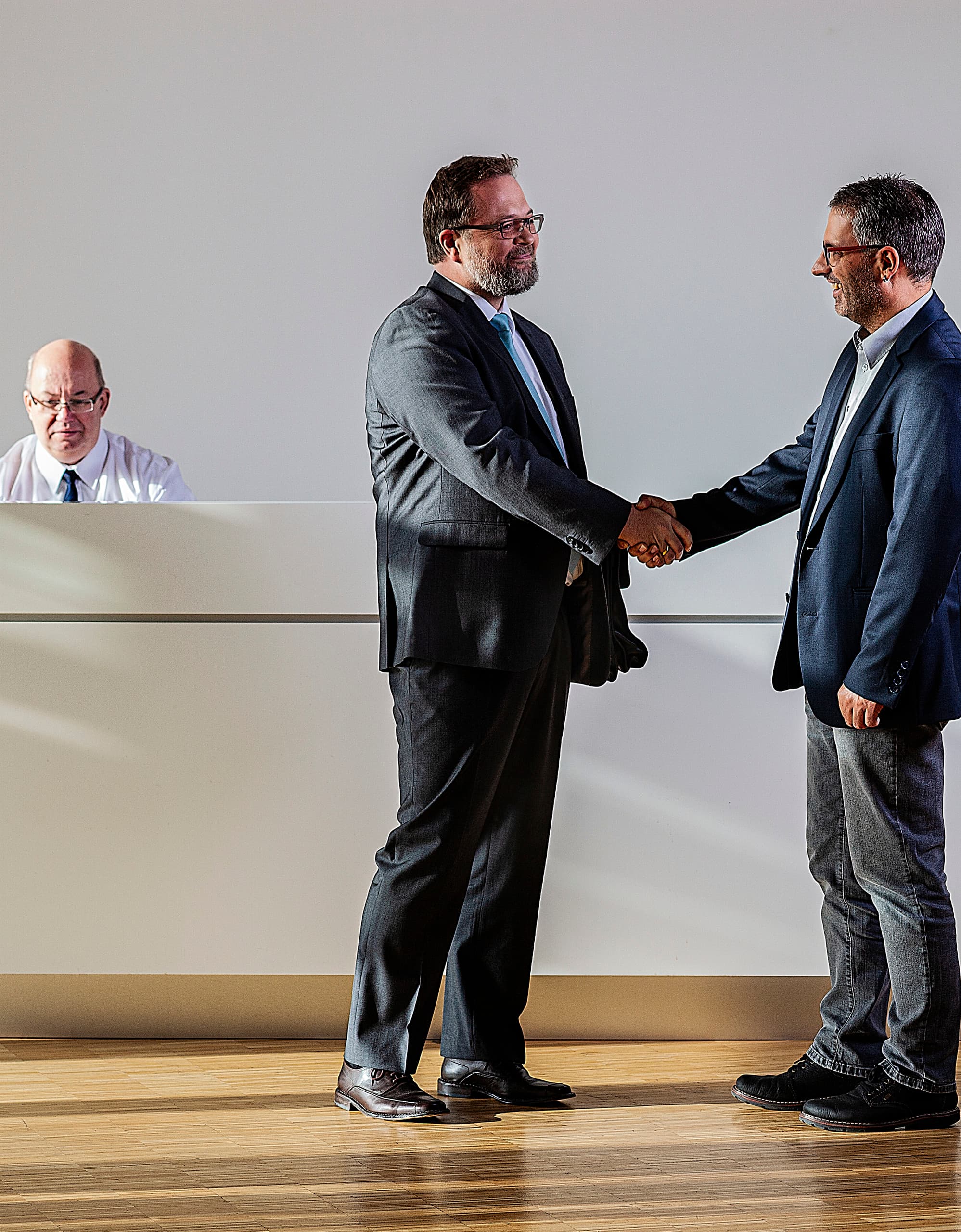 ERCO Einkauf: Zwei Geschäftspartner besiegeln eine Vereinbarung per Handschlag.