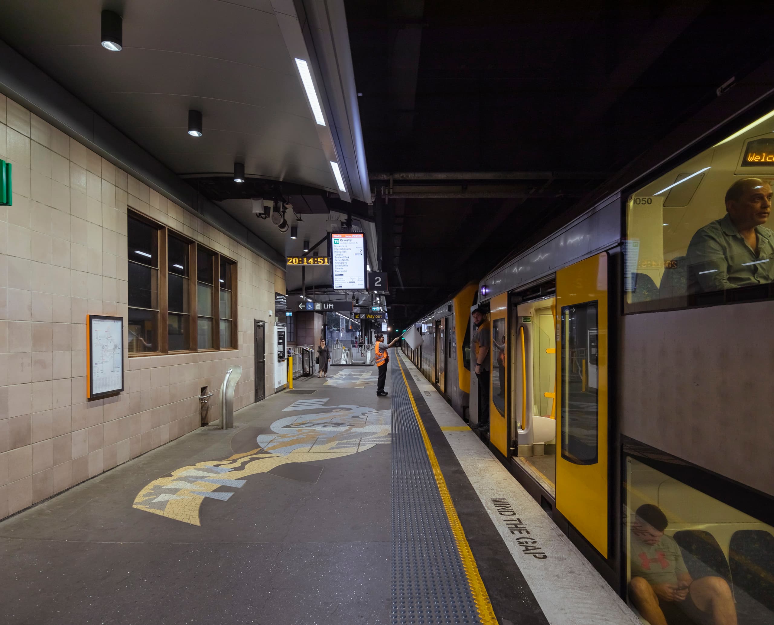 Bahnsteig mit ERCO Außenleuchten für Orientierung und Sicherheit im Bahnhof.