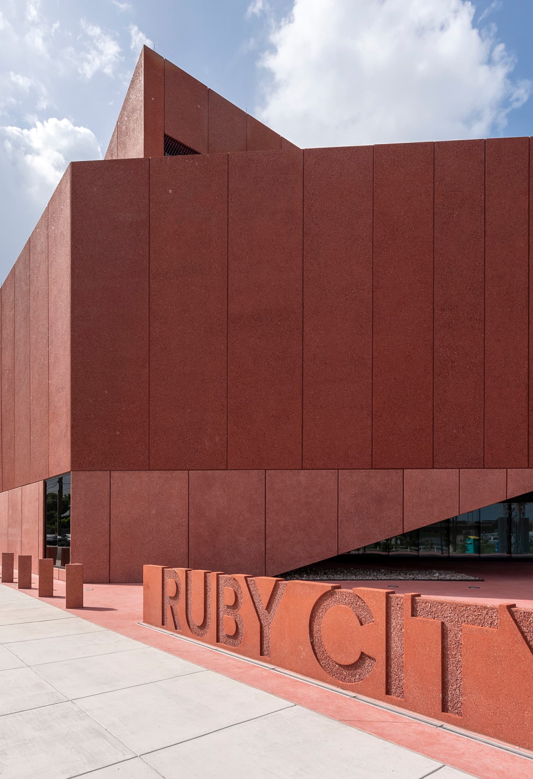 Ruby City Galerie, Texas: Skulpturale Architektur mit ERCO Licht inszeniert.