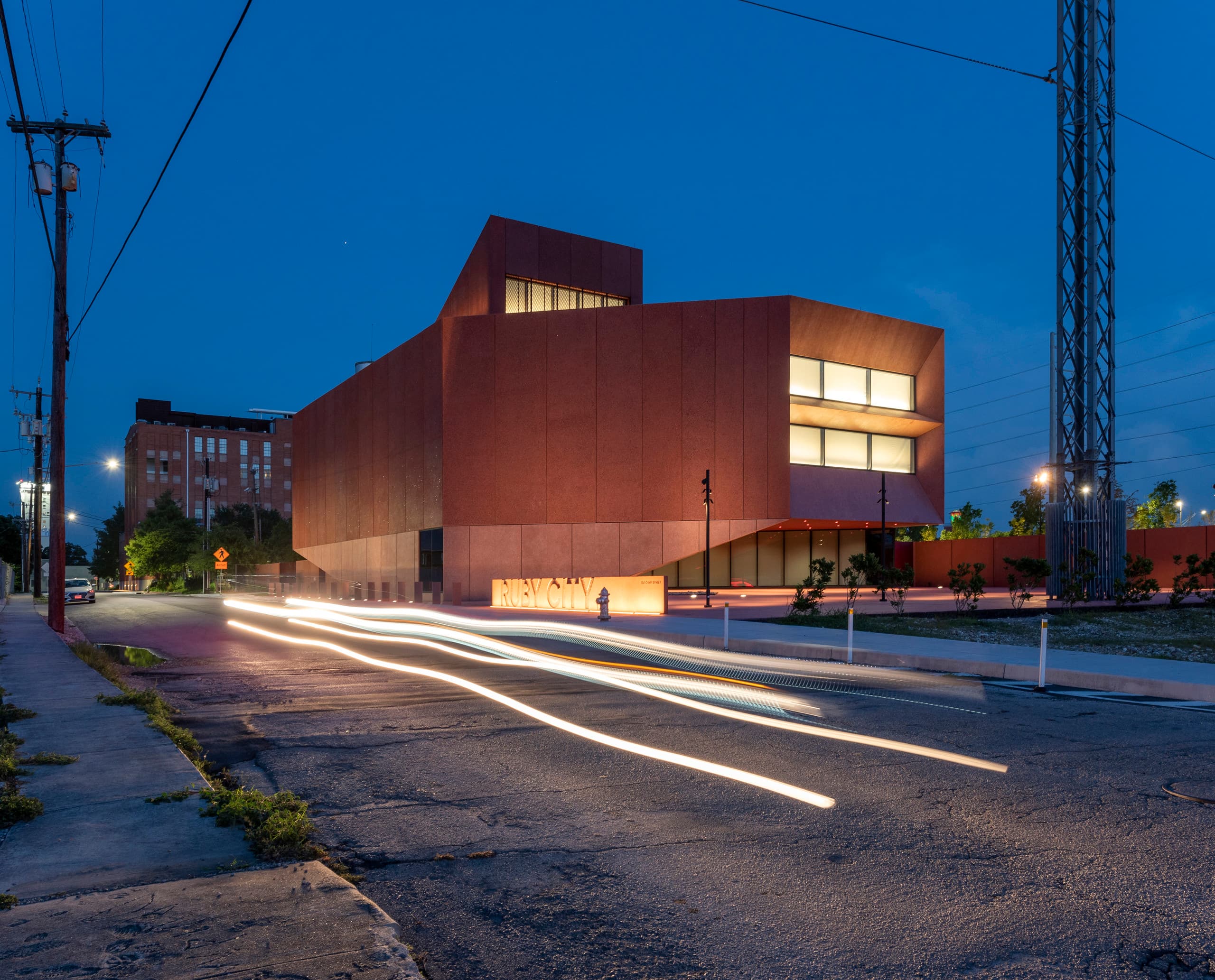 Ruby City Kunstzentrum in Texas, beleuchtet mit ERCO LED-Strahlern, die moderne Kunst und Architektur hervorheben.