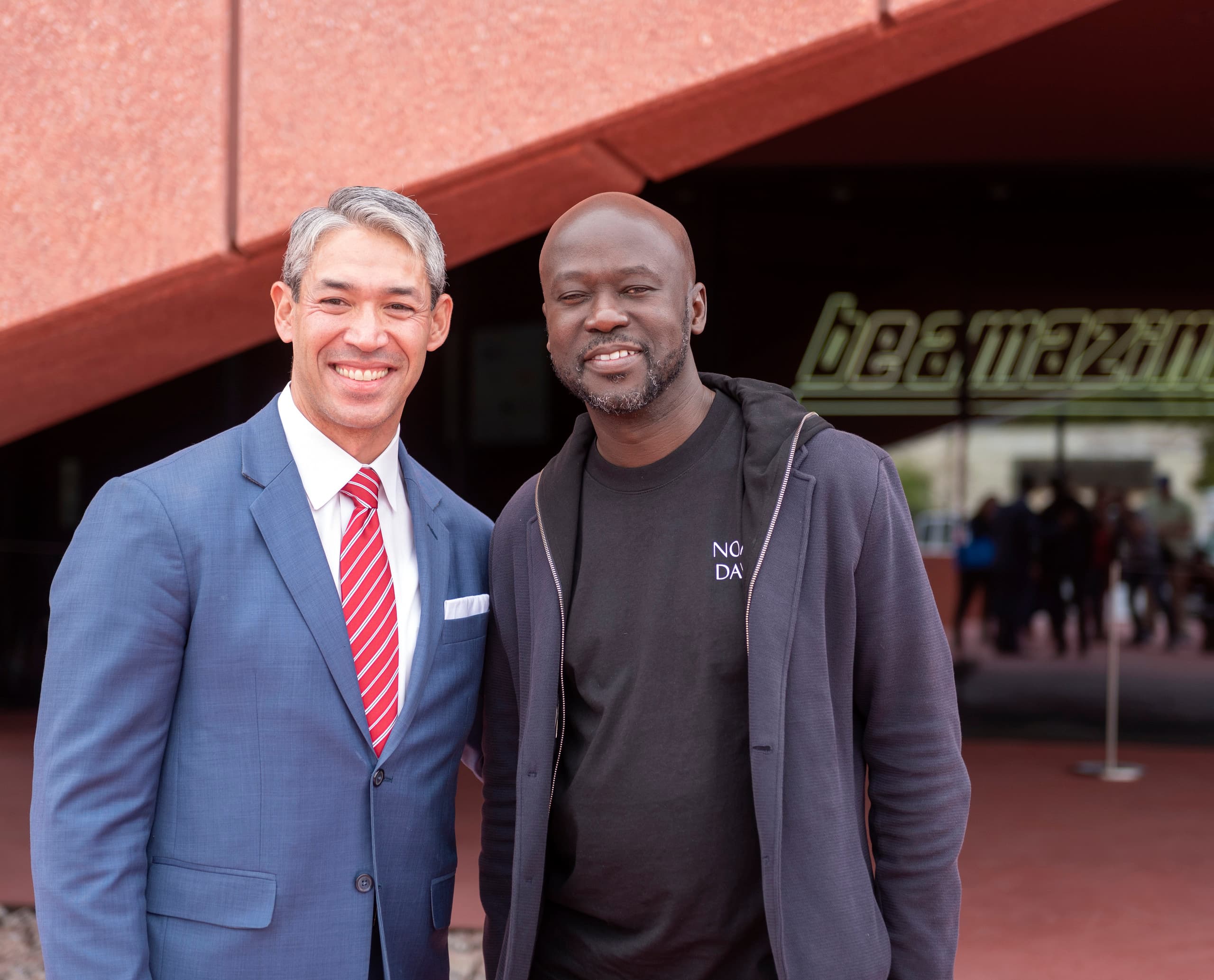Sir David Adjaye vor dem Ruby City Art Center, beleuchtet mit ERCO Licht.