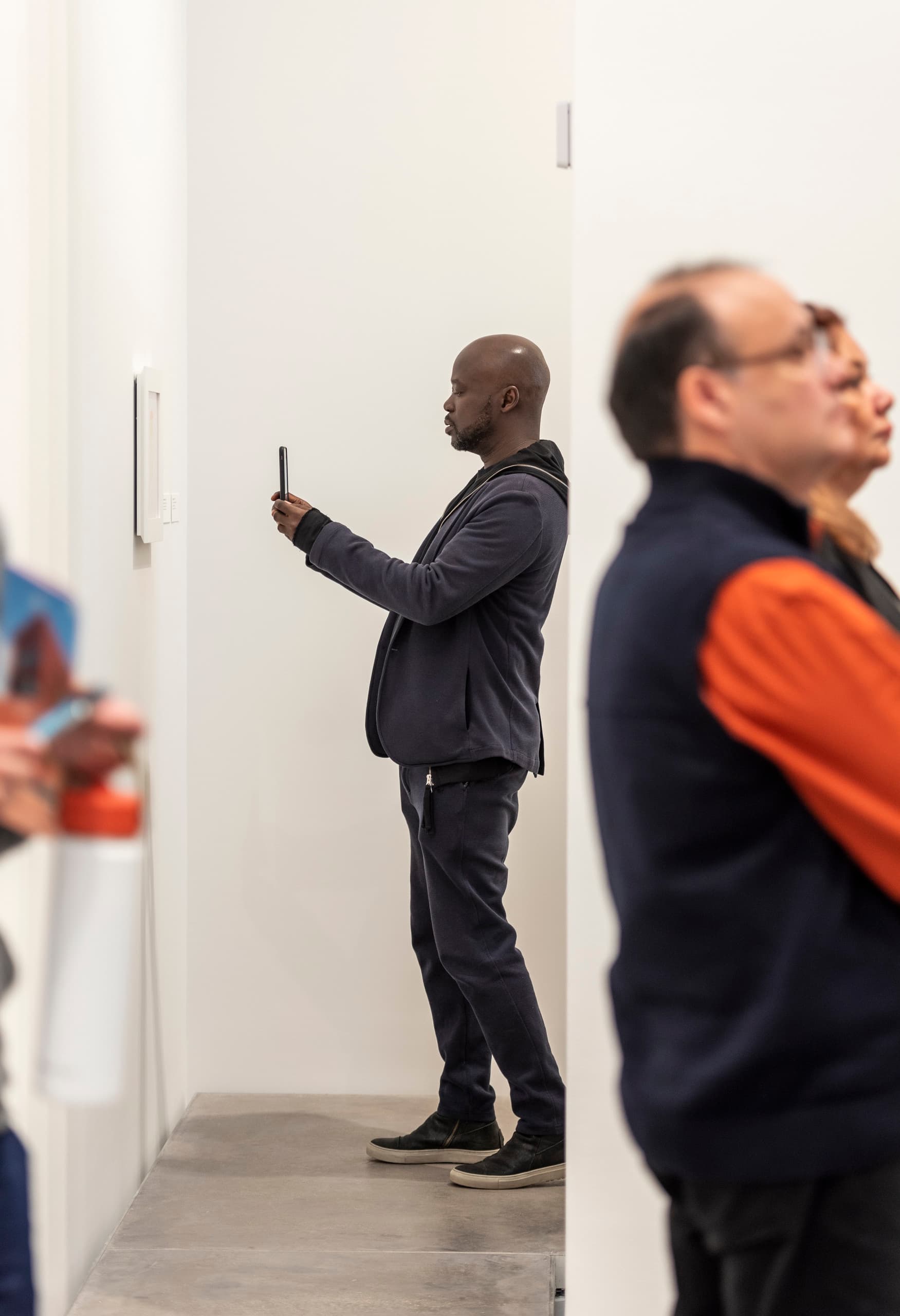 Besucher fotografiert Kunst in der Ruby City Gallery, beleuchtet mit ERCO LED-Strahlern.
