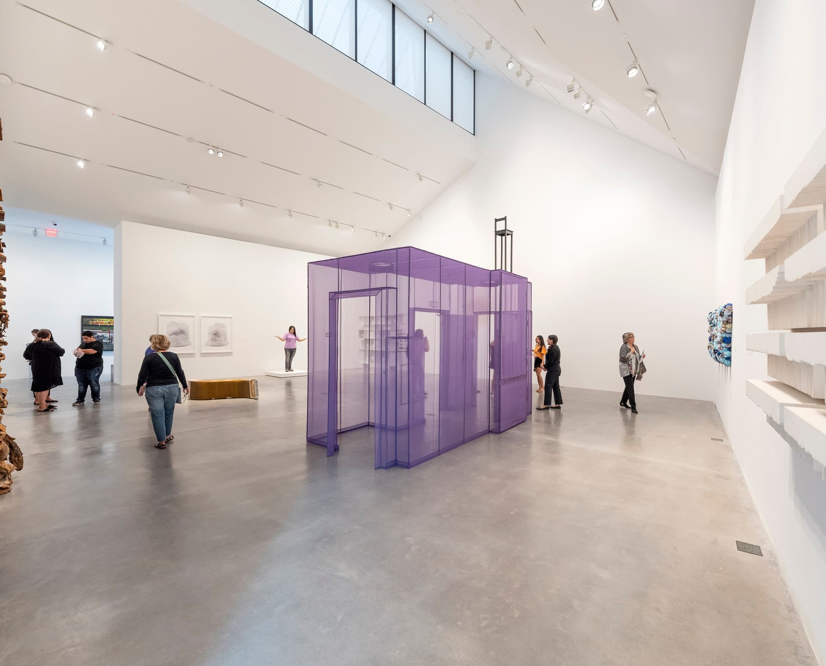 Kunstausstellung mit Skulpturen und Wandwaschanlagen für eine gleichmäßige Beleuchtung.