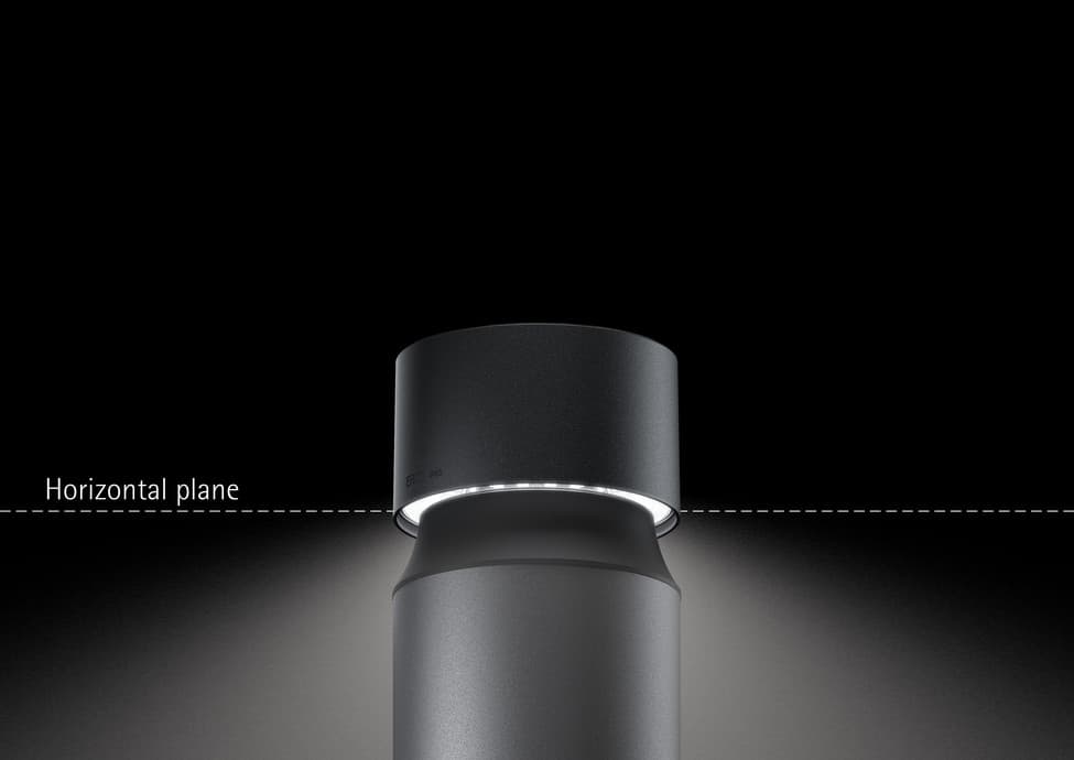 ERCO Pollerleuchte mit Dark Sky Technologie für blendfreie Wegbeleuchtung.