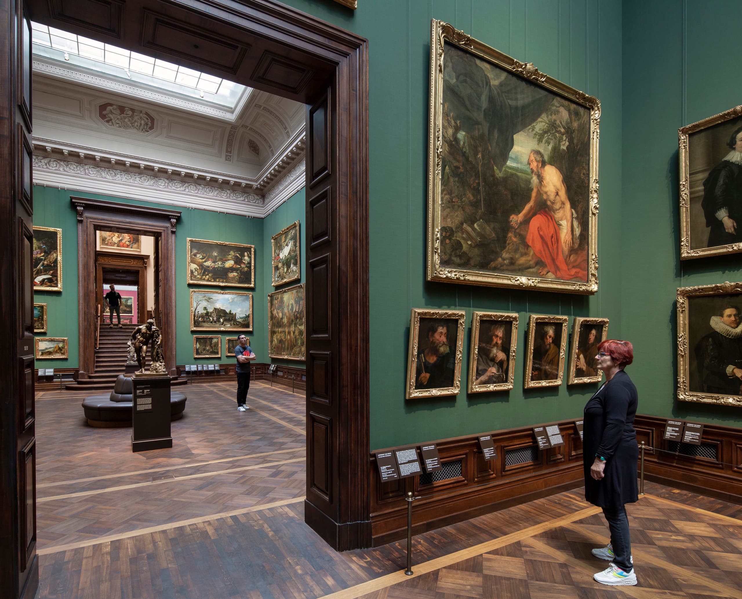 Innenraum der Gemäldegalerie Alte Meister in Dresden mit ERCO LED-Strahlern zur Kunstbeleuchtung.