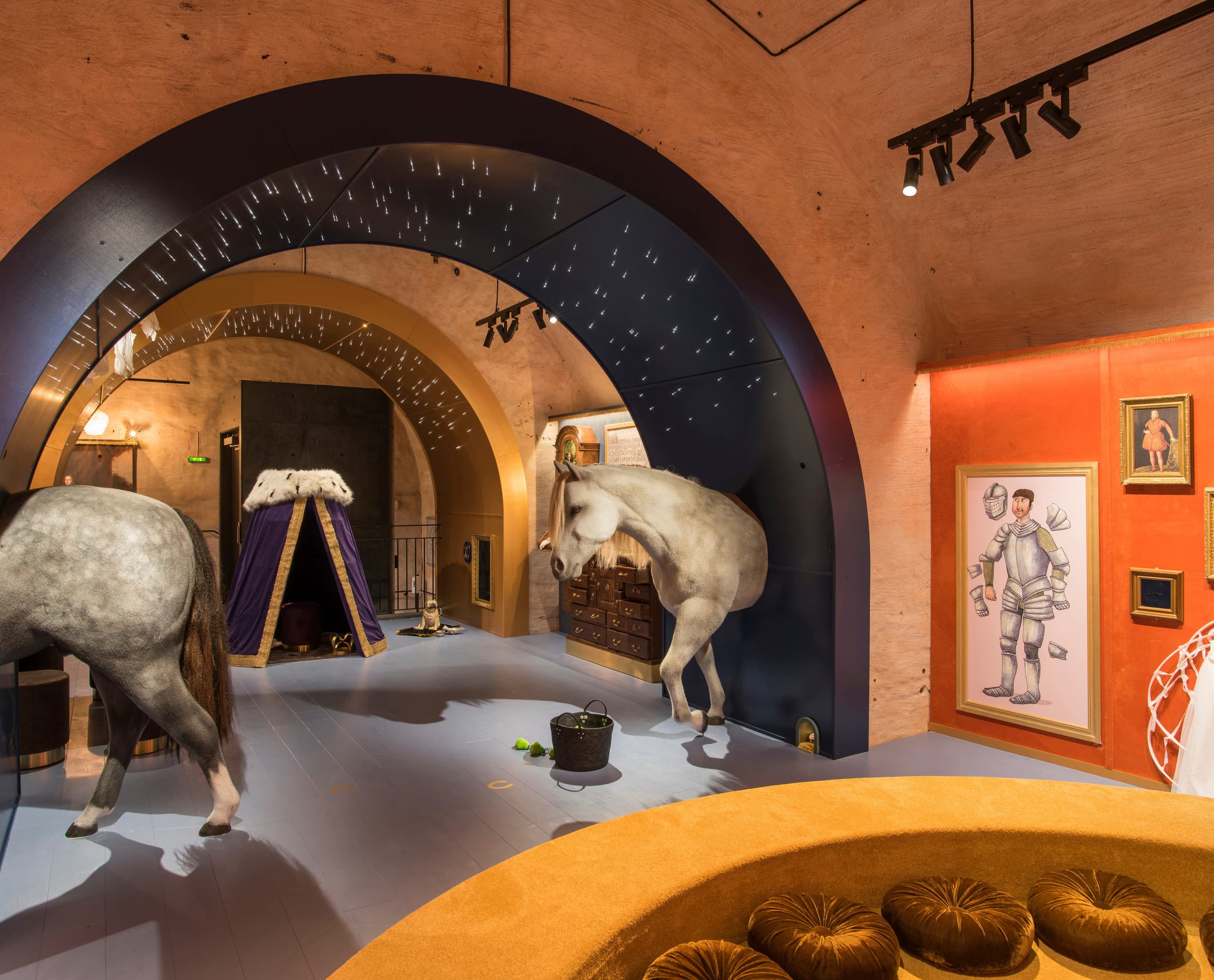 ERCO Eclipse Strahler beleuchten temporäre Ausstellungen in der Königlichen Rüstkammer Stockholm.