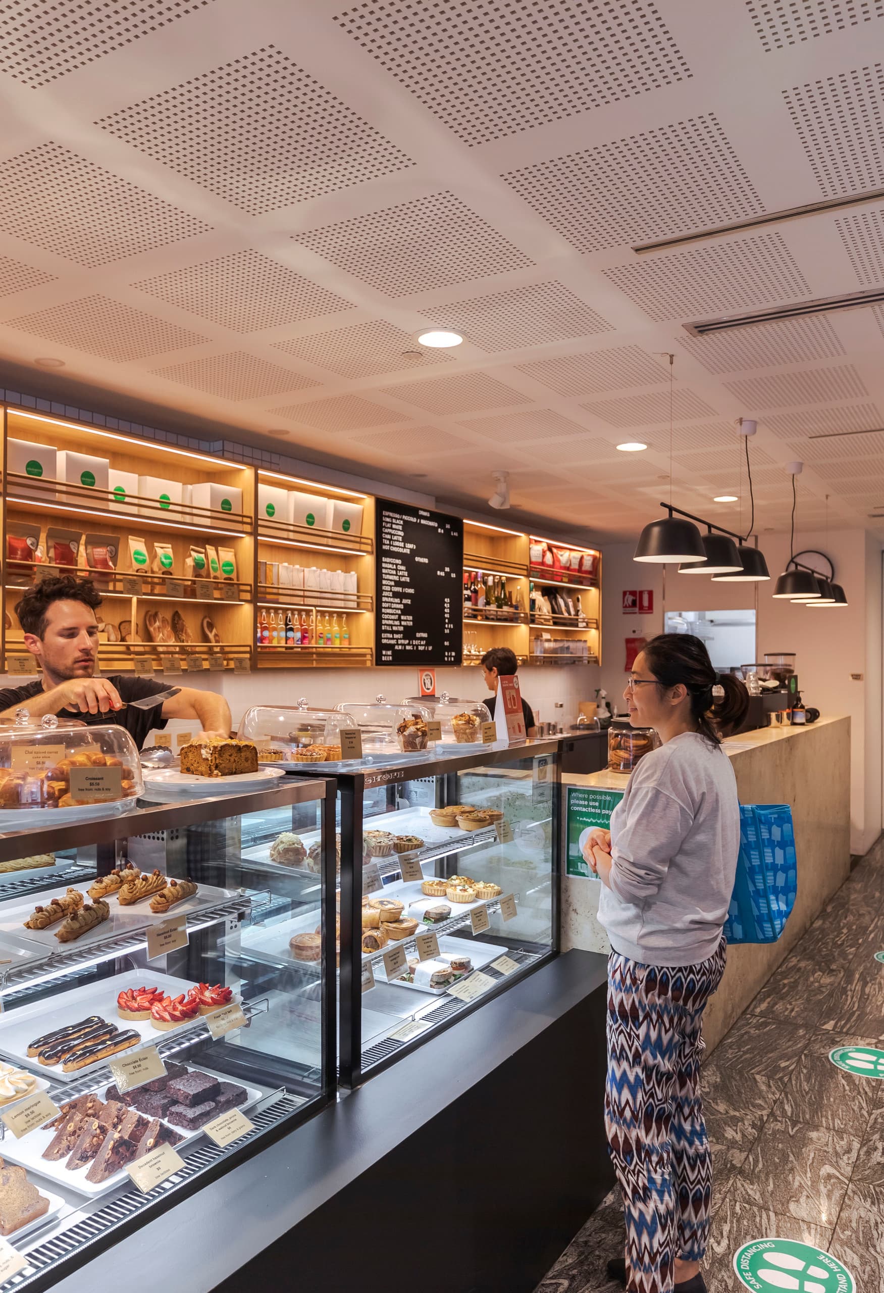 ERCO Skim Downlights in der Wholegreen Bakery, Sydney, sorgen für angenehme Allgemeinbeleuchtung und hohen Sehkomfort.