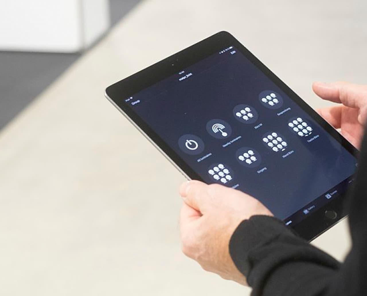 Tablet mit App zur drahtlosen Lichtsteuerung von ERCO 48V Systemen.