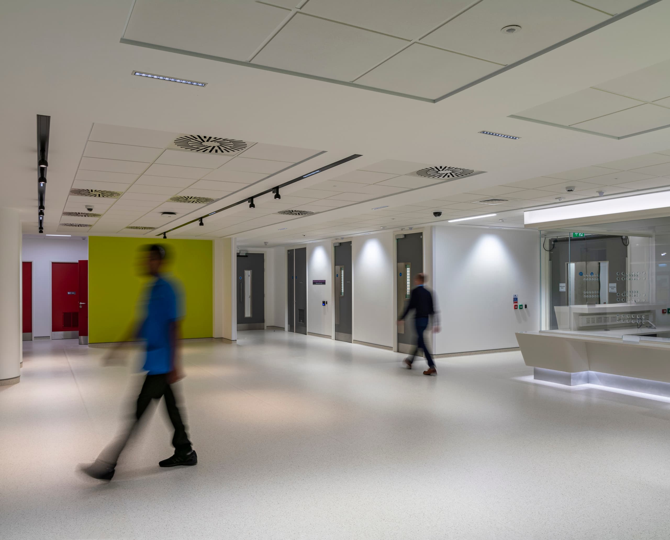 ERCO Compar Leuchten im Ulster Hospital, Belfast, mit patientenorientierter Beleuchtung und Bluetooth Steuerung.