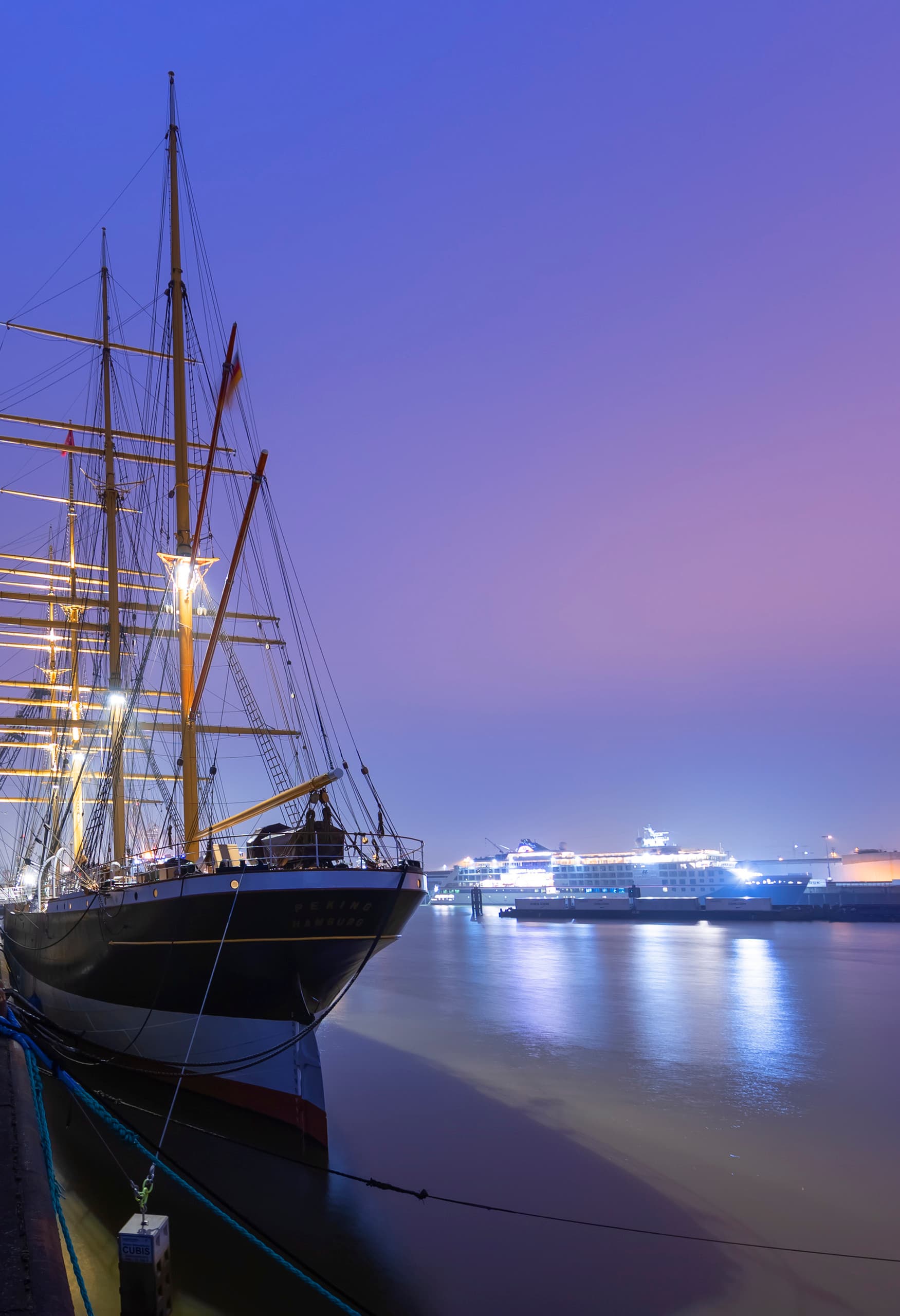 Die 'Peking', ein beleuchtetes Segelschiff im Hamburger Hafen, restauriert mit ERCO Licht.