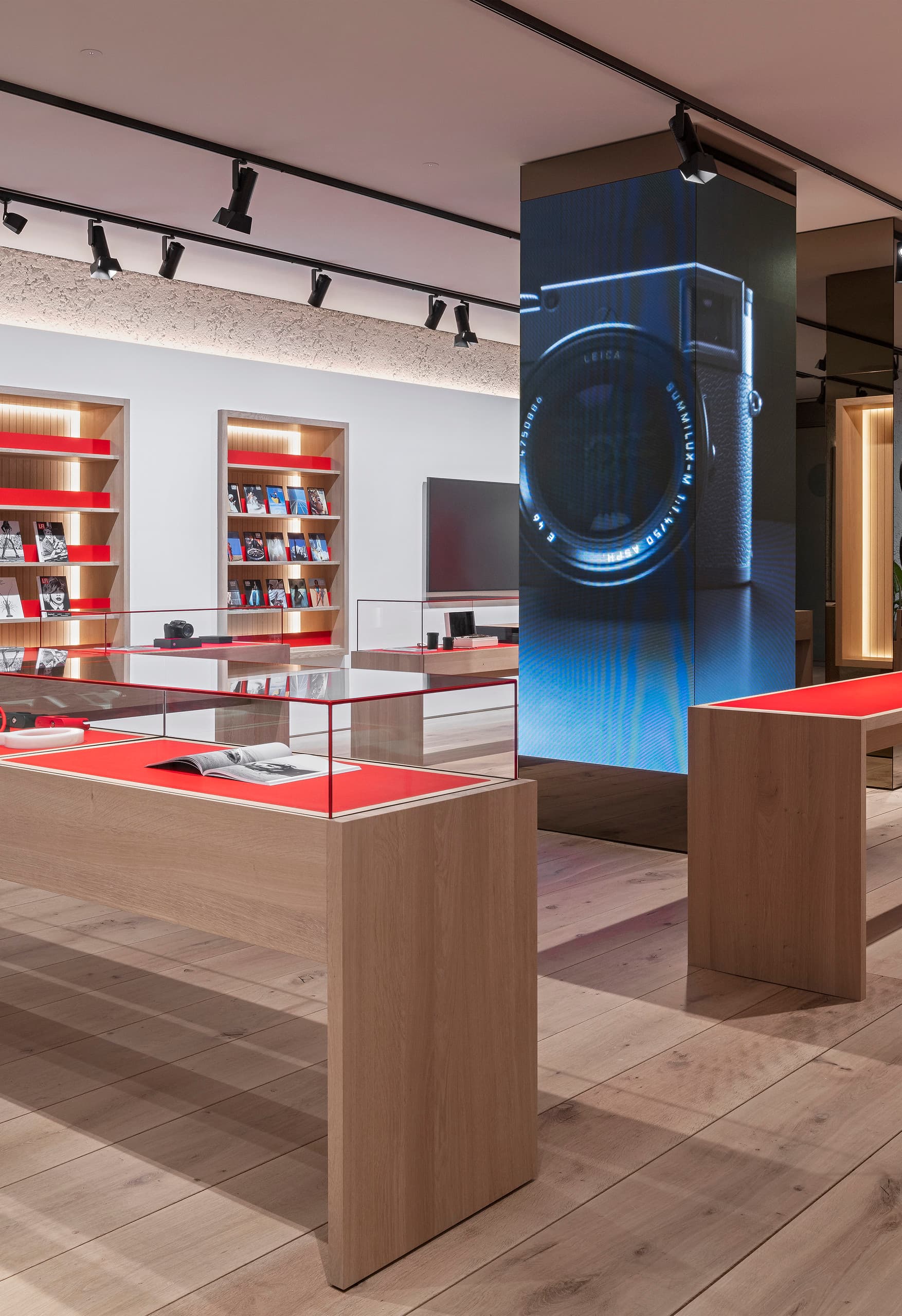Leica Store München: ERCO-Licht inszeniert Kameras und Kunst mit Eclipse Strahlern auf Schienen.