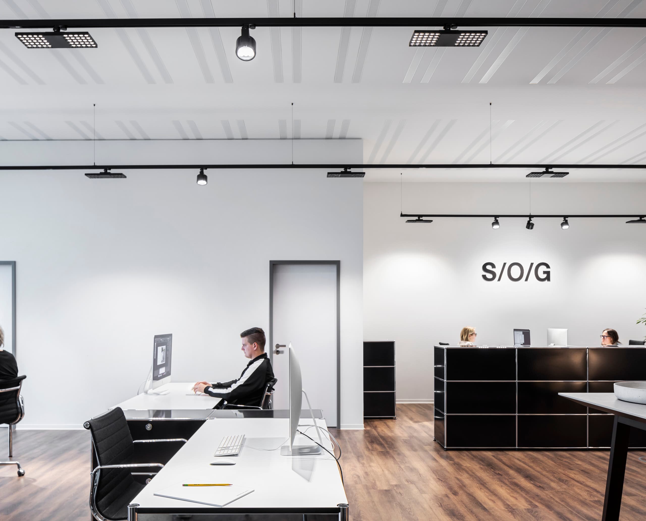 ERCO Bürobeleuchtung mit Jilly Downlights für hohe Sehqualität im Stiehl/Over/Gehrmann Büro in Osnabrück.