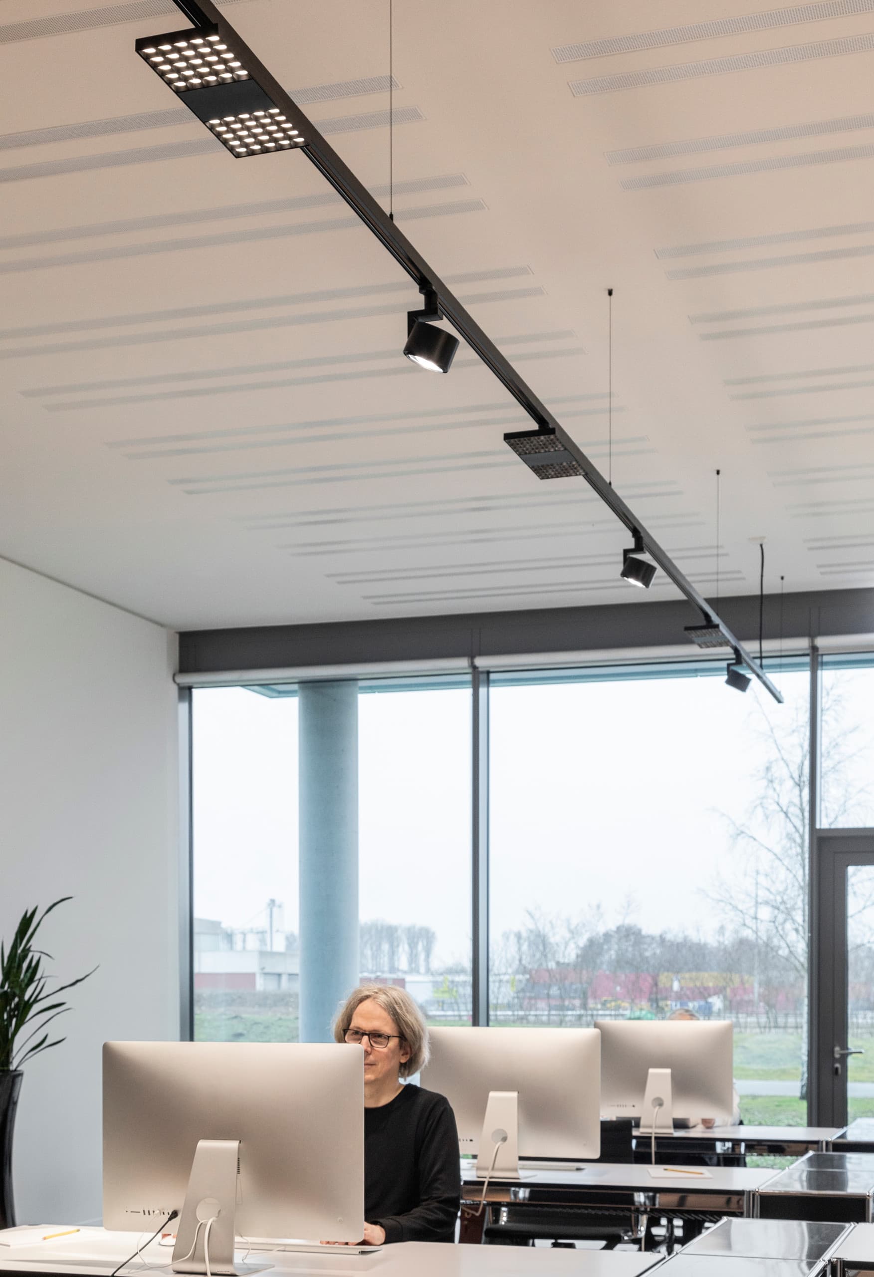 ERCO Jilly Downlights an Hi-trac Schienen sorgen für flexible Bürobeleuchtung mit hohem Sehkomfort in Osnabrück.