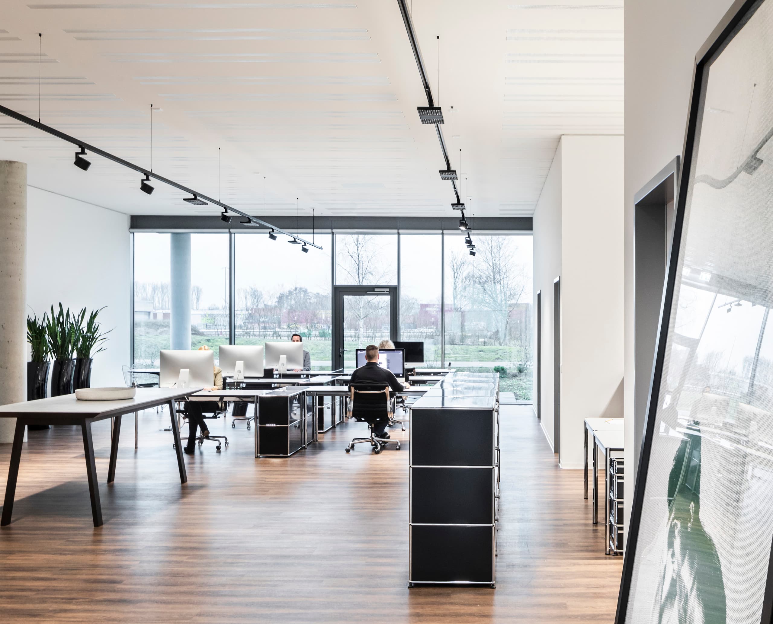 ERCO Jilly Downlights für flexible Bürobeleuchtung in Osnabrück, mit Hi-trac Schienenstrahlern für hohe Lichtqualität.