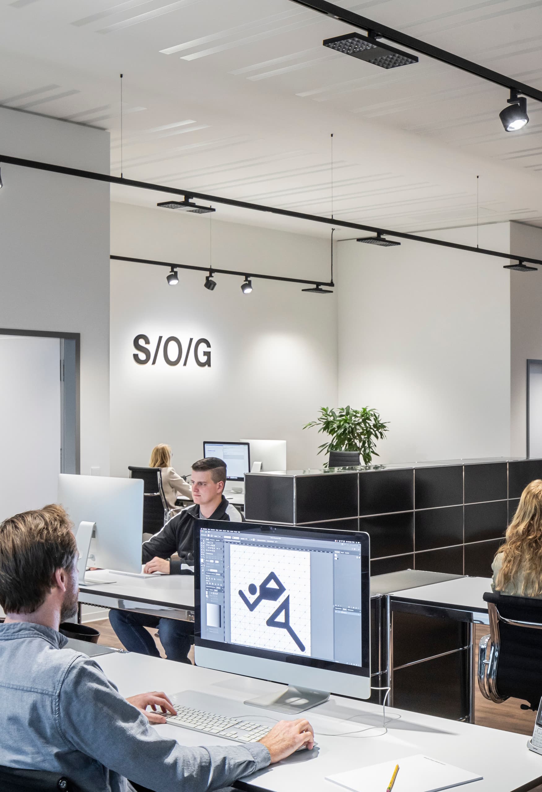 ERCO Bürobeleuchtung mit Jilly Downlights an Hi-trac Stromschienen für hohe Sehqualität im Büro Stiehl/Over/Gehrmann, Osnabrück.