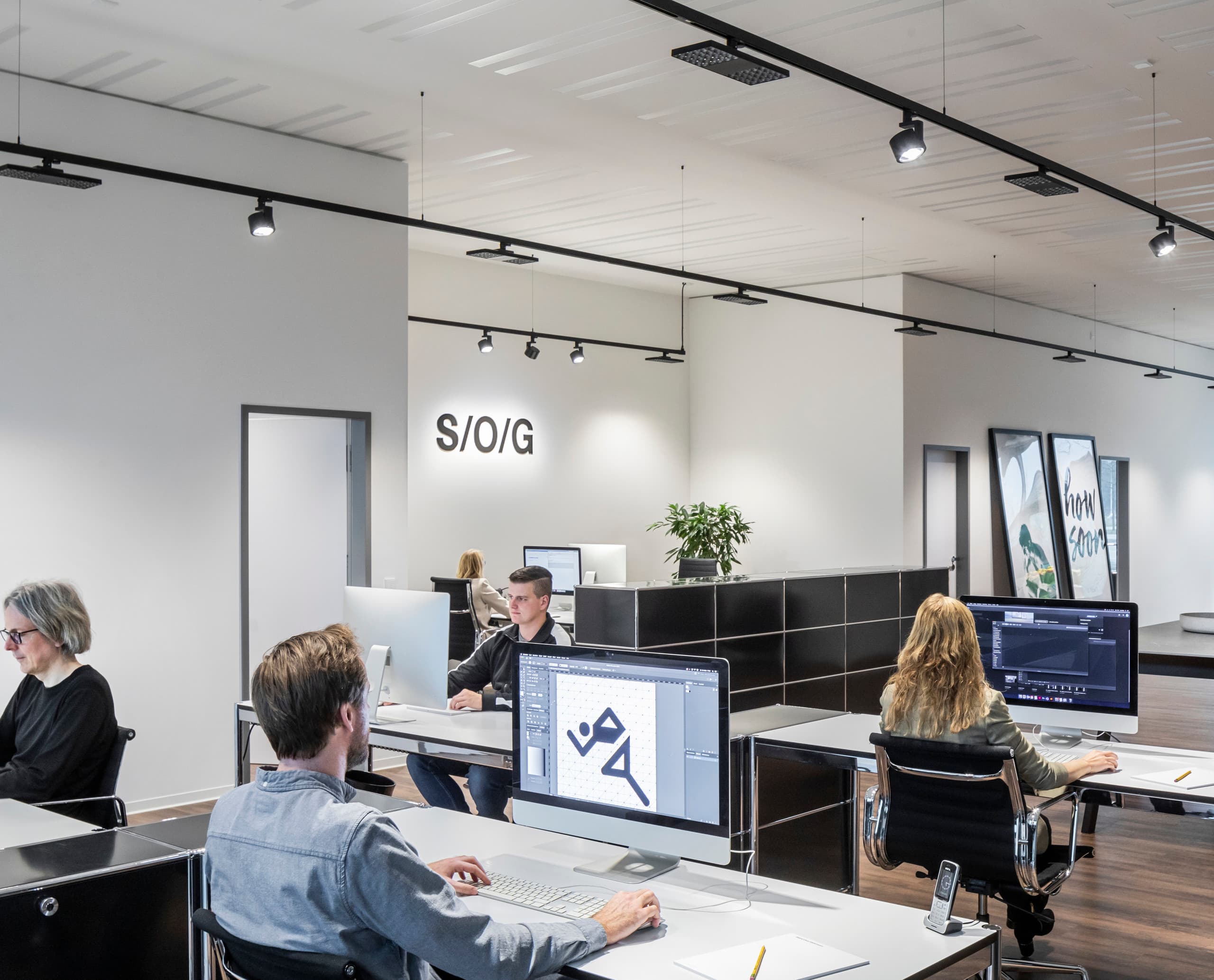 ERCO Bürobeleuchtung mit Jilly Downlights an Hi-trac Stromschienen für hohe Sehqualität im Büro Stiehl/Over/Gehrmann, Osnabrück.
