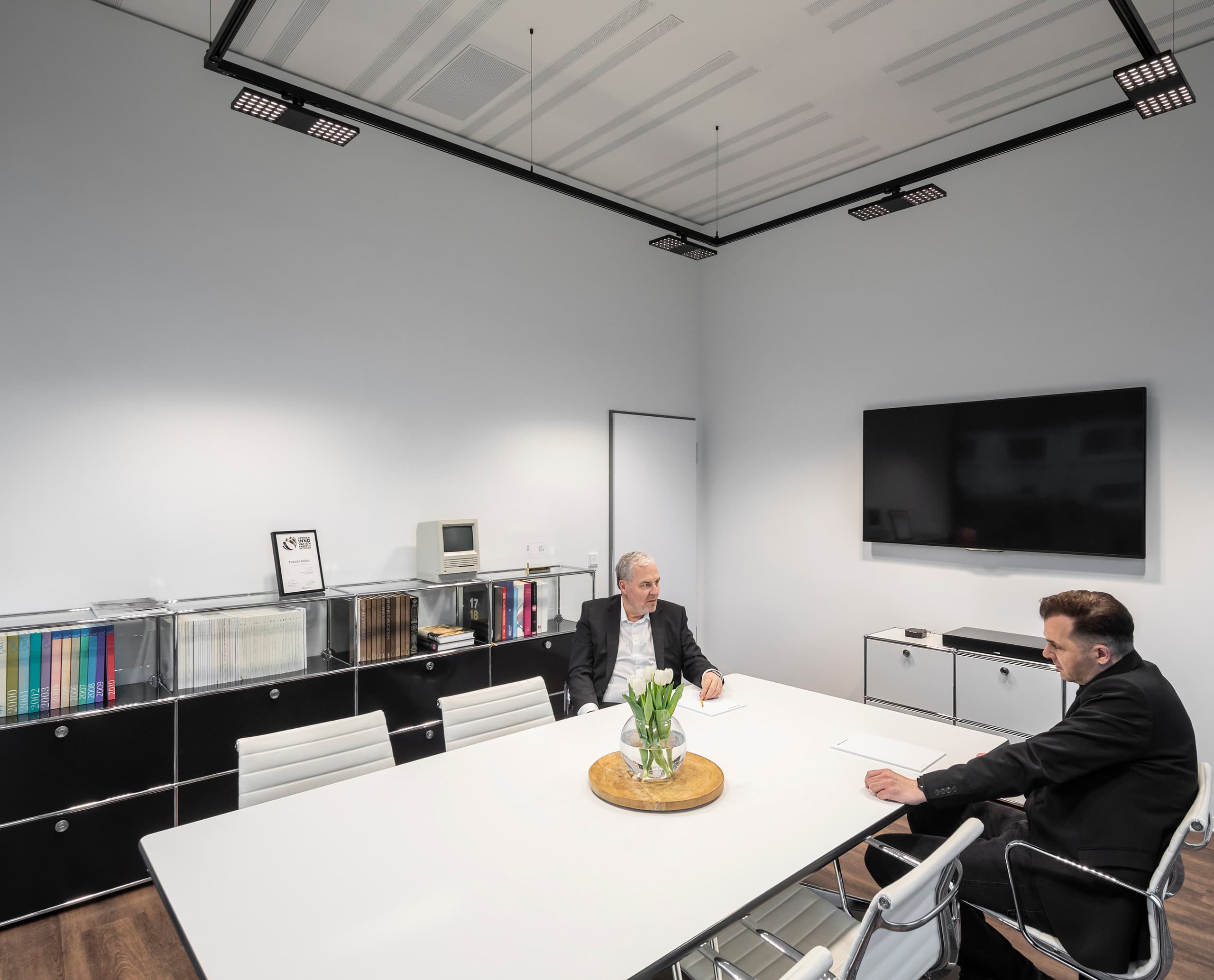 ERCO Jilly Downlights an Hi-trac Schienen in einem modernen Büro für flexible Bürobeleuchtung.