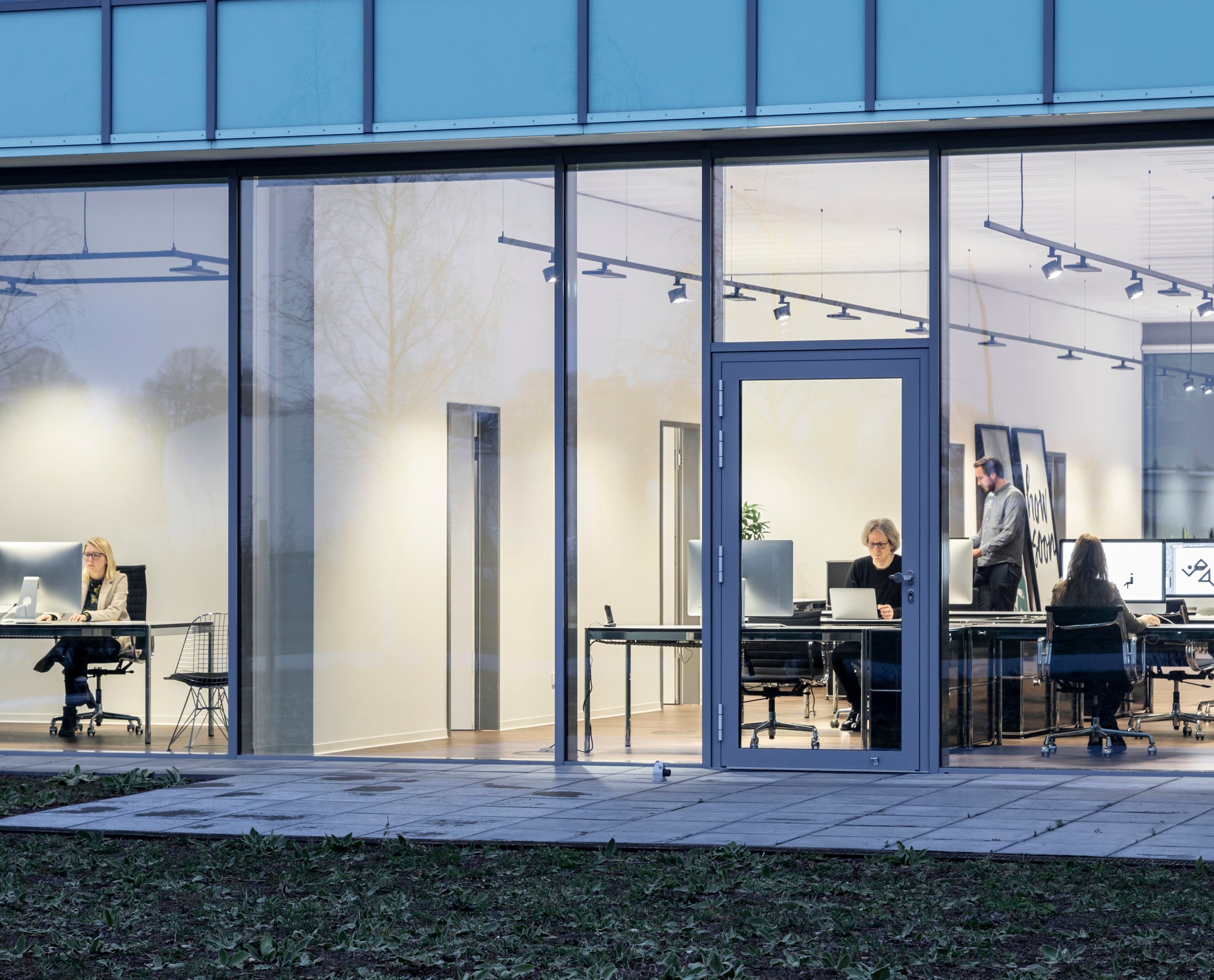 ERCO Jilly Downlights für Bürobeleuchtung in Osnabrück, flexible Lichtlösung mit hoher Sehqualität.