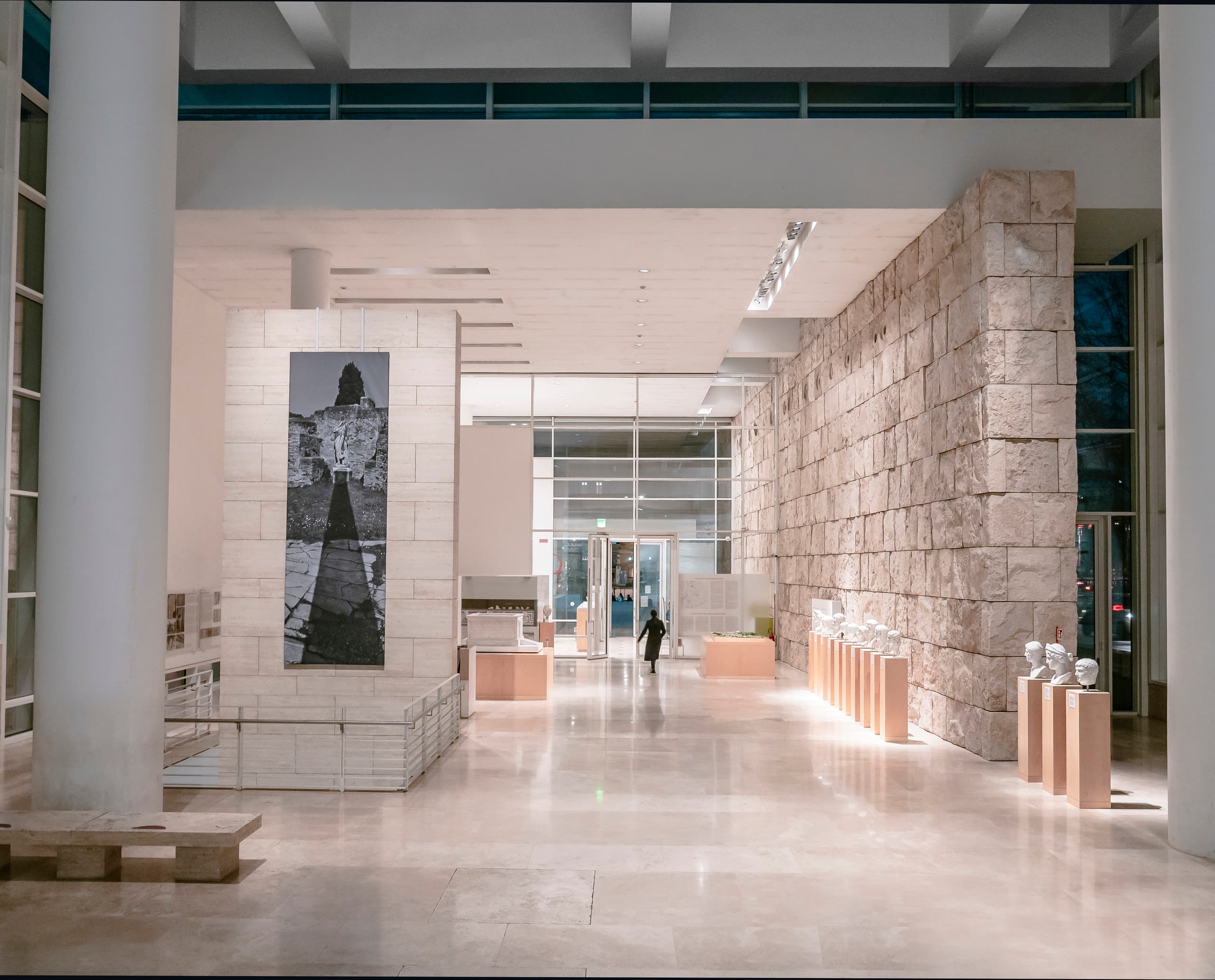 Innenansicht des Ara Pacis Museums in Rom, beleuchtet mit ERCO LED-Strahlern für verbesserte Wahrnehmung.