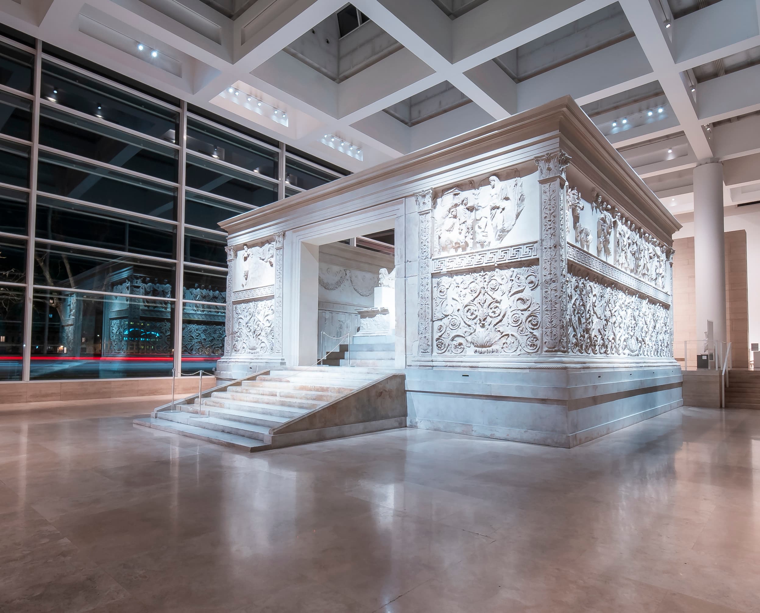 Ara Pacis Museum Rom: Der Altar des Friedens, beleuchtet mit ERCO LED-Strahlern für verbesserte Wahrnehmung.