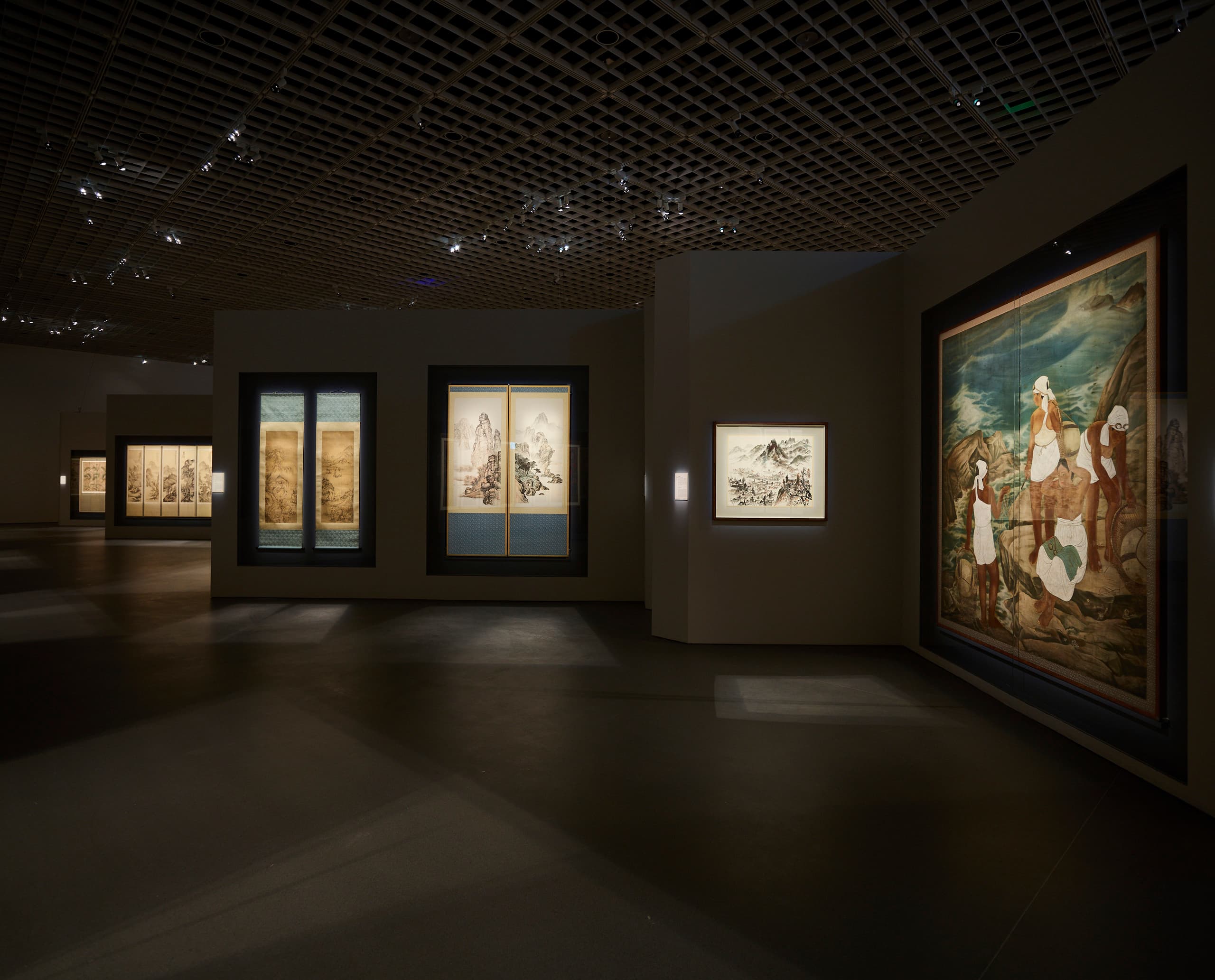 ERCO Konturstrahler beleuchten Kunstwerke in einer Galerie, wodurch magische Lichteffekte entstehen.