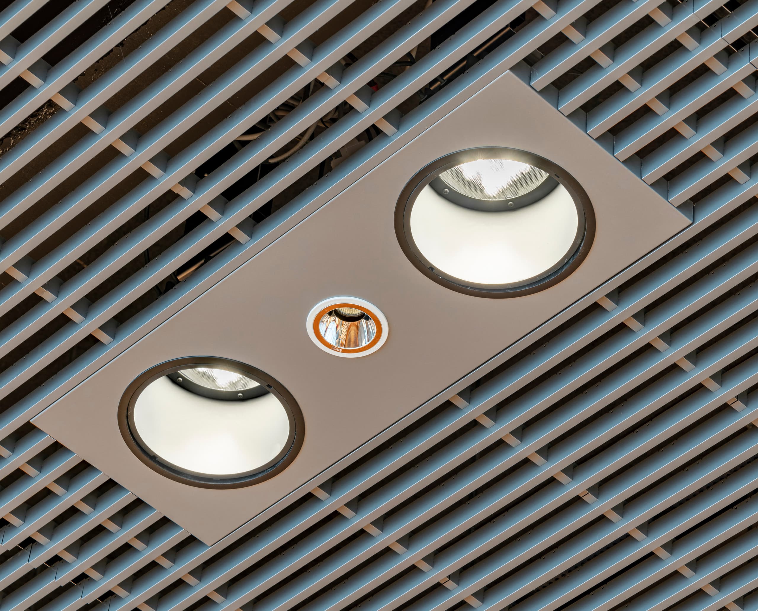 ERCO Atrium LED-Downlights in einer Deckeninstallation des Ferry Porsche Congress Centers.