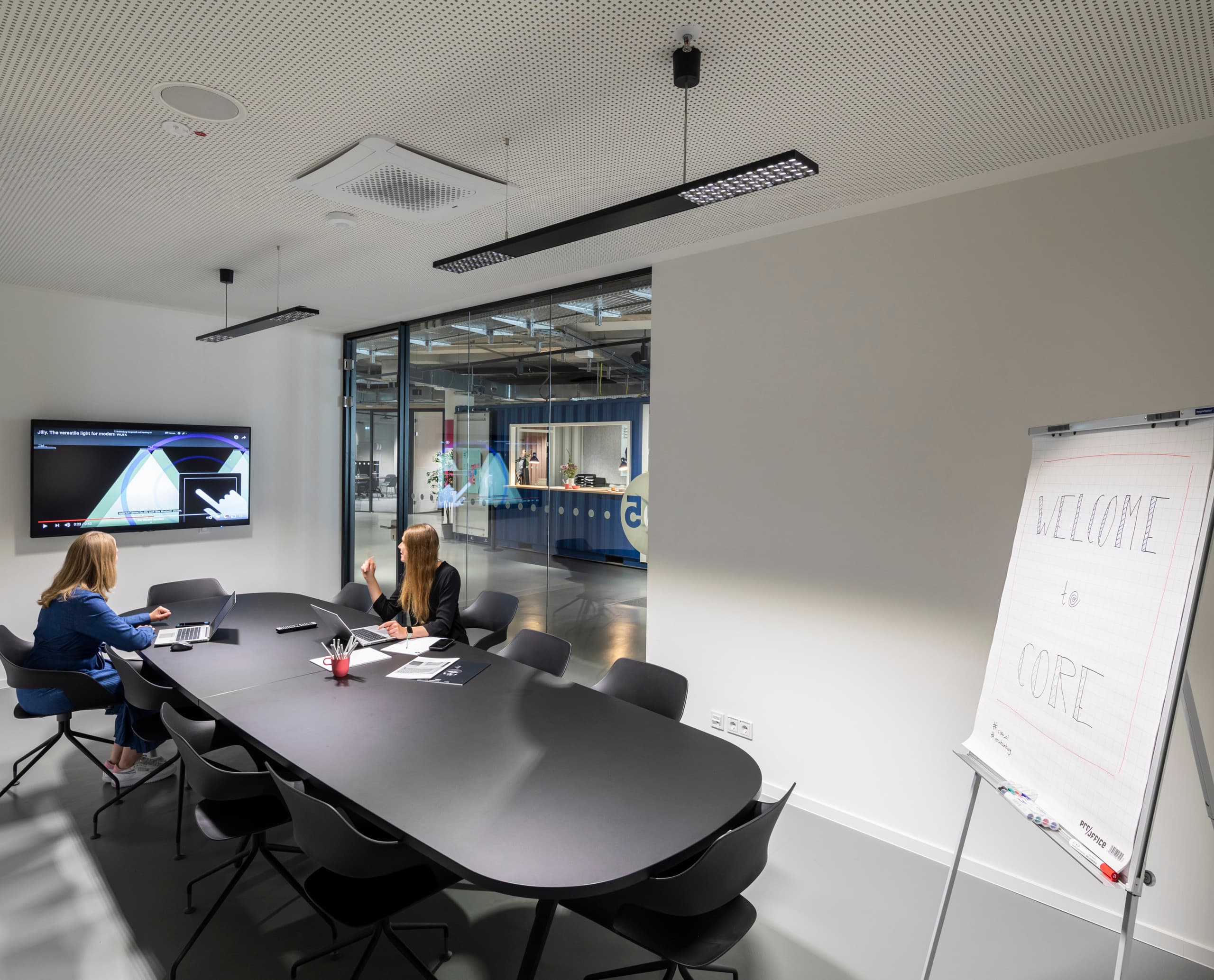 ERCO LED-Leuchten in einem flexiblen Co-Working Space für anpassbare Beleuchtung.