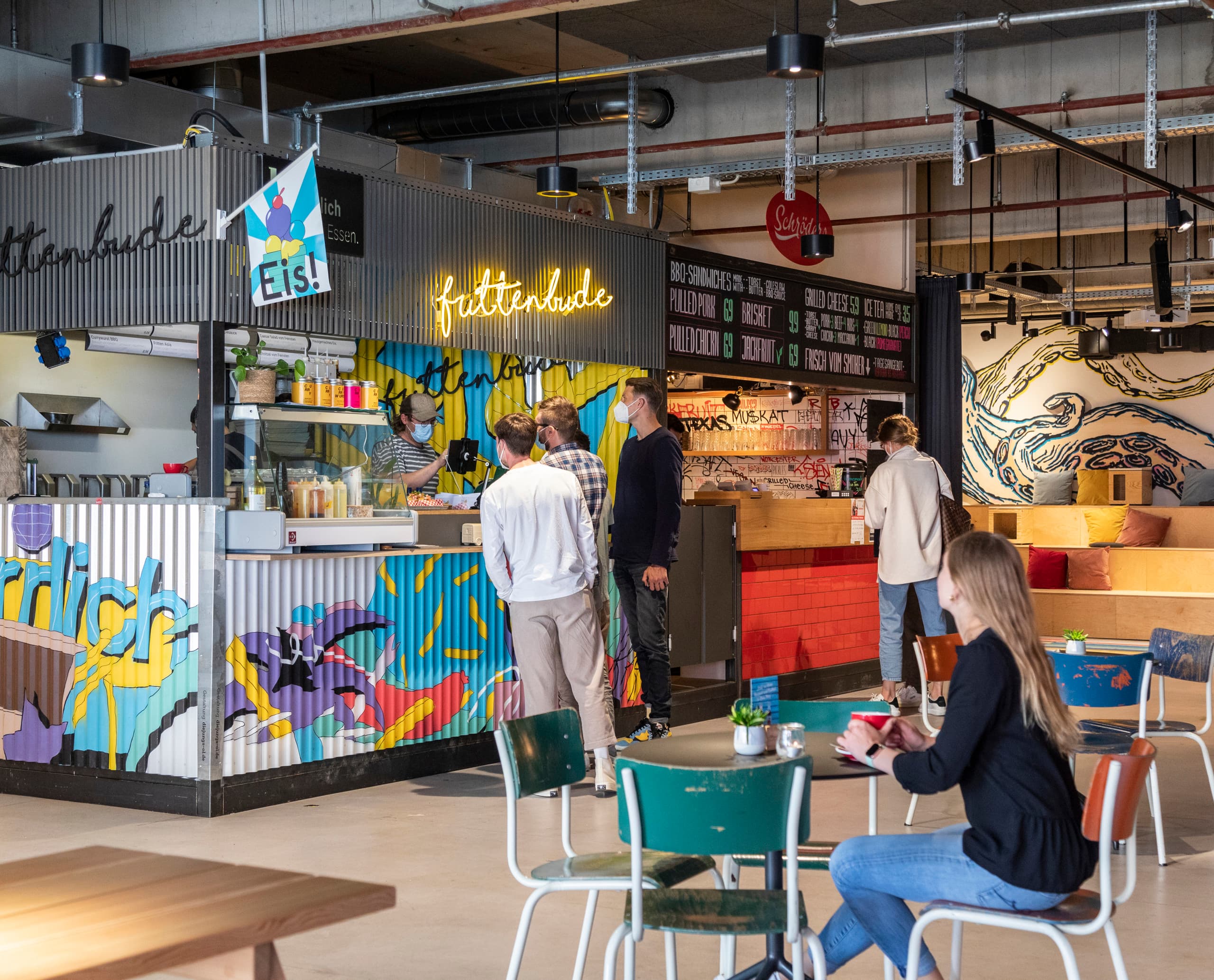 Helle ERCO LED-Downlights beleuchten flexibel den Co-Working Space mit Imbissständen.