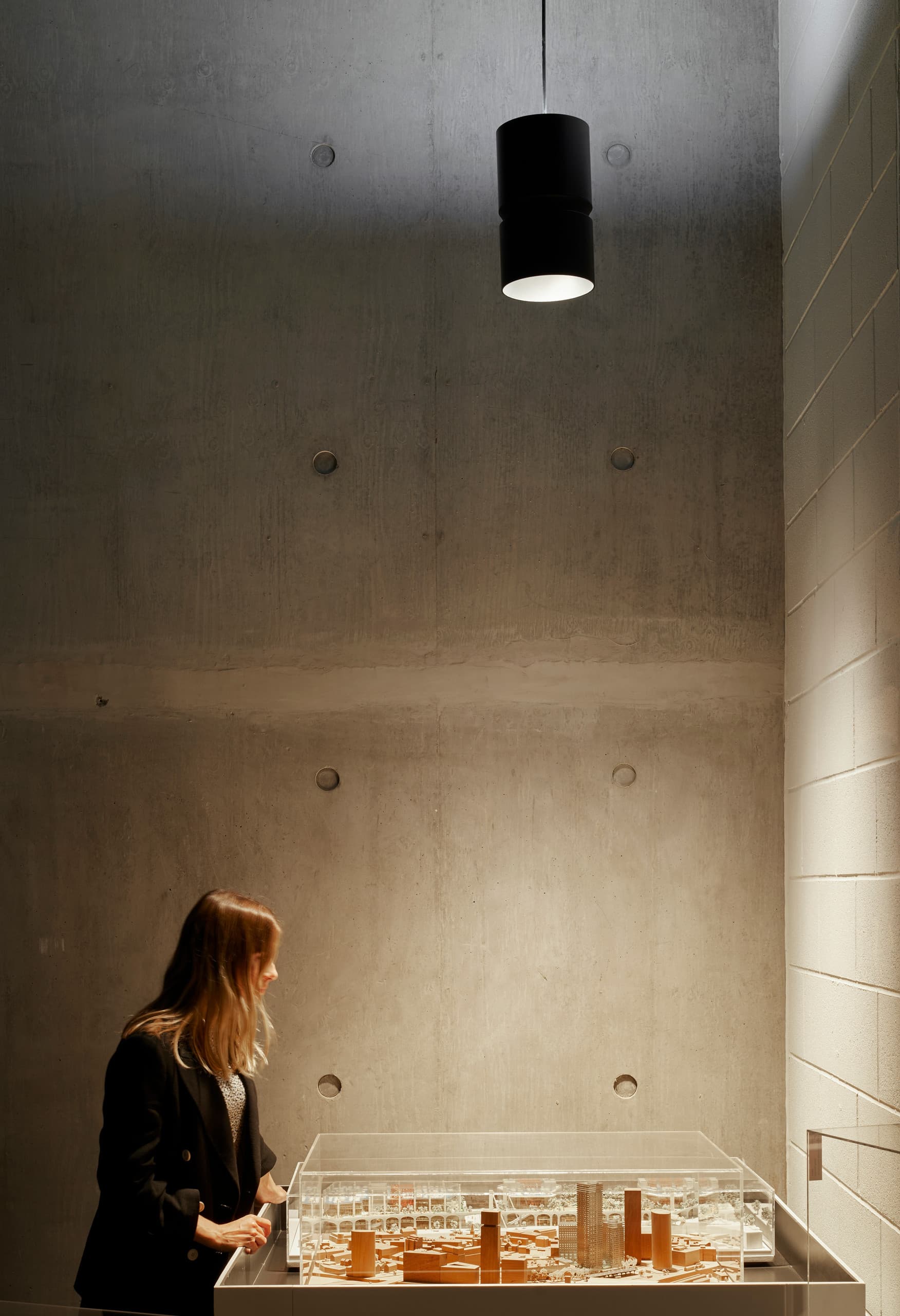 ERCO Richtstrahler beleuchtet Architekturmodell, fokussiertes Lichtdesign im Innenraum.