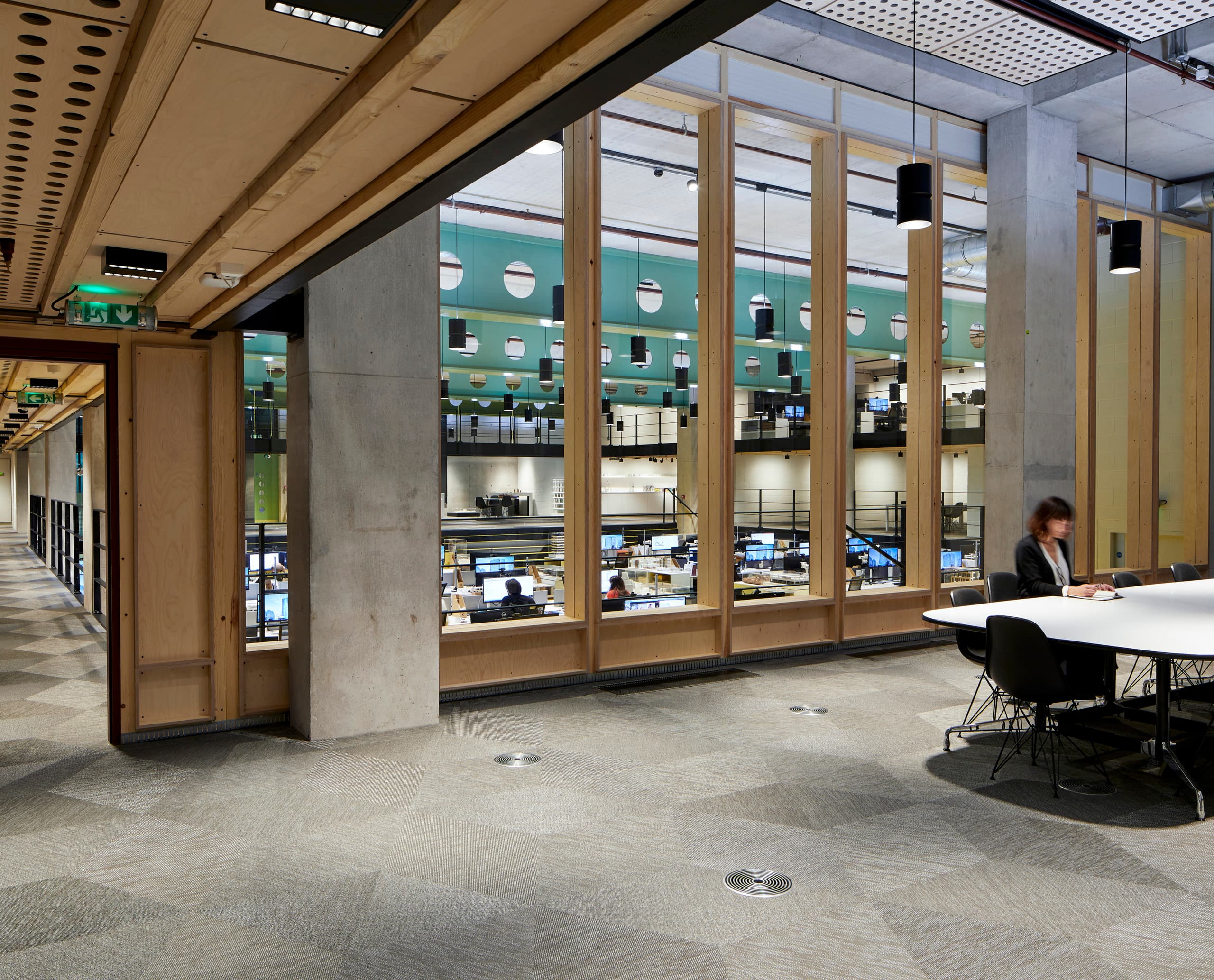 AHMM Architektenbüro London mit ERCO Bürobeleuchtung und flexiblen Stromschienenstrahlern.