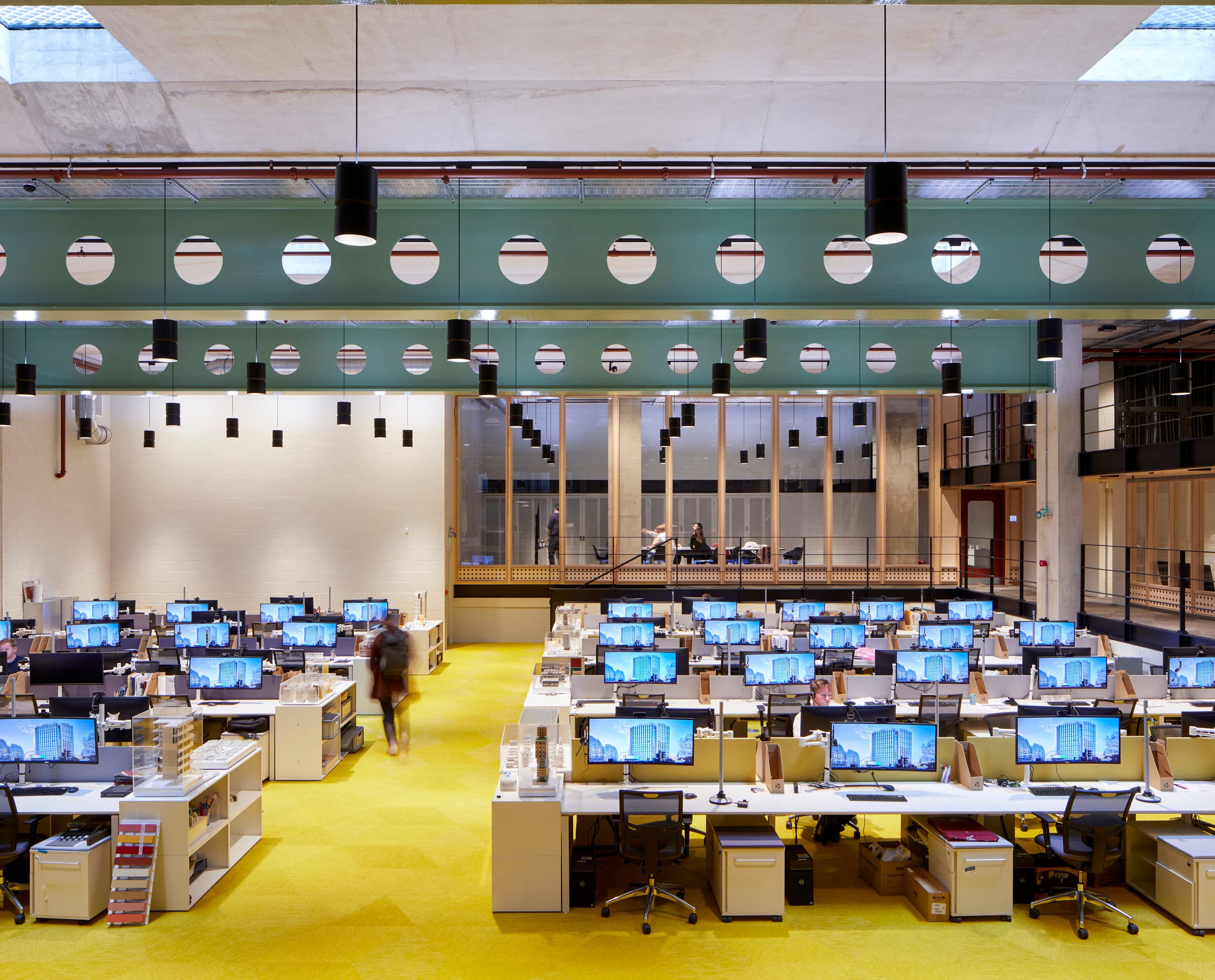 ERCO Bürobeleuchtung mit Jilly Downlights und Atrium Pendelleuchten im AHMM Architekturbüro, London.