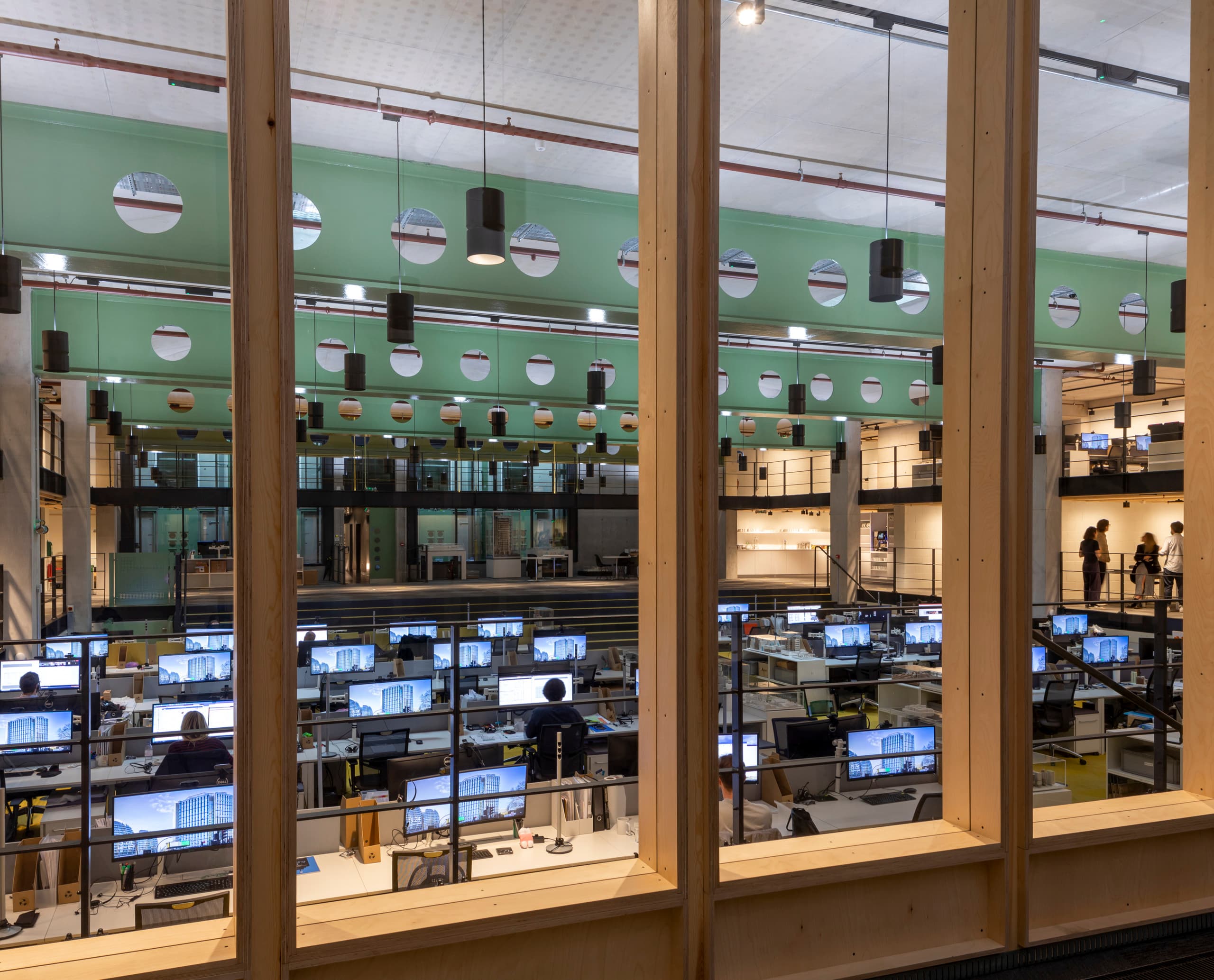 ERCO Bürobeleuchtung mit flexiblen Jilly Track Downlights für AHMM Architekten in London.