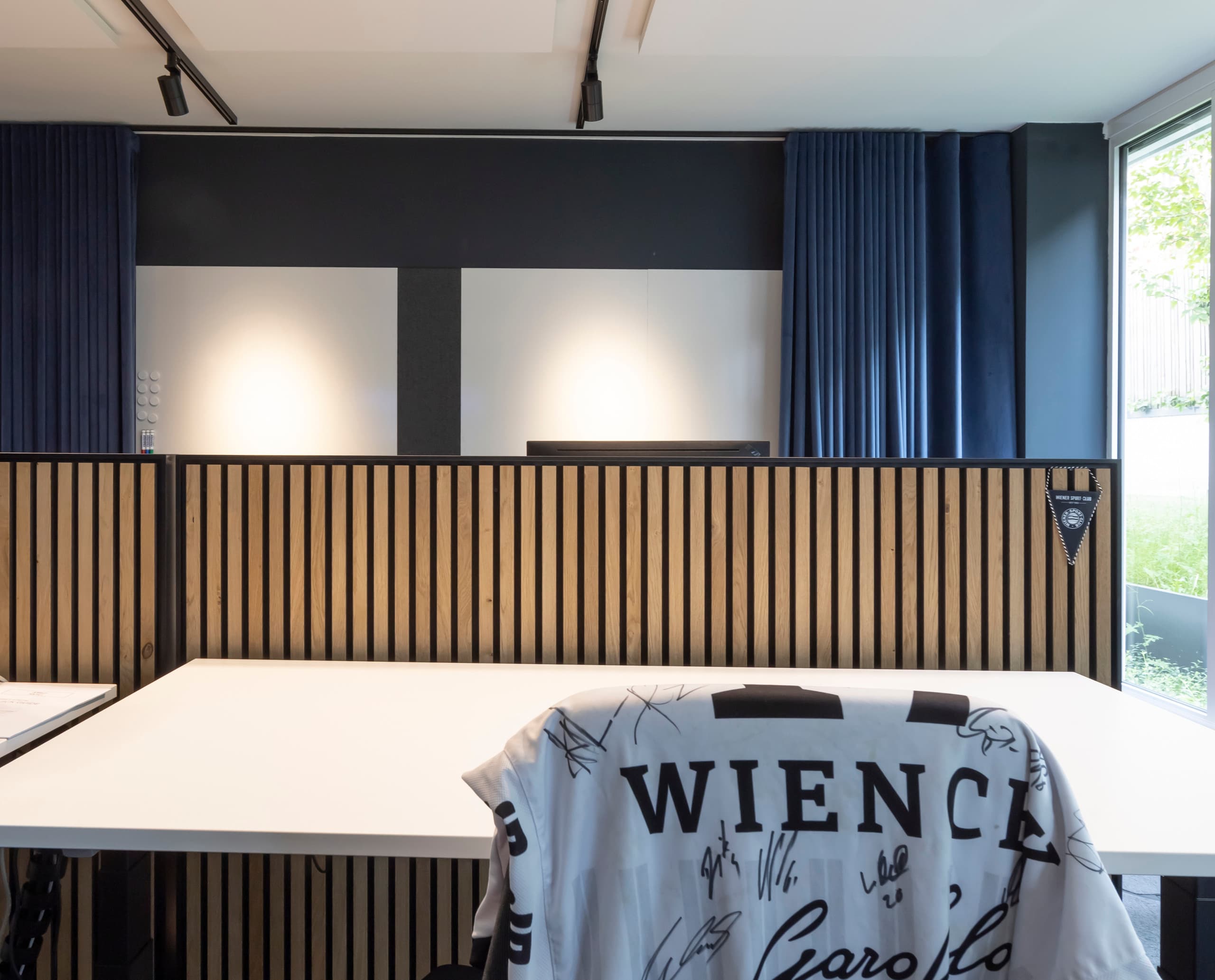 Sportfive GmbH Büro mit ERCO Jilly Downlights und Parscan Strahlern für flexible und blendfreie Arbeitsplatzbeleuchtung.