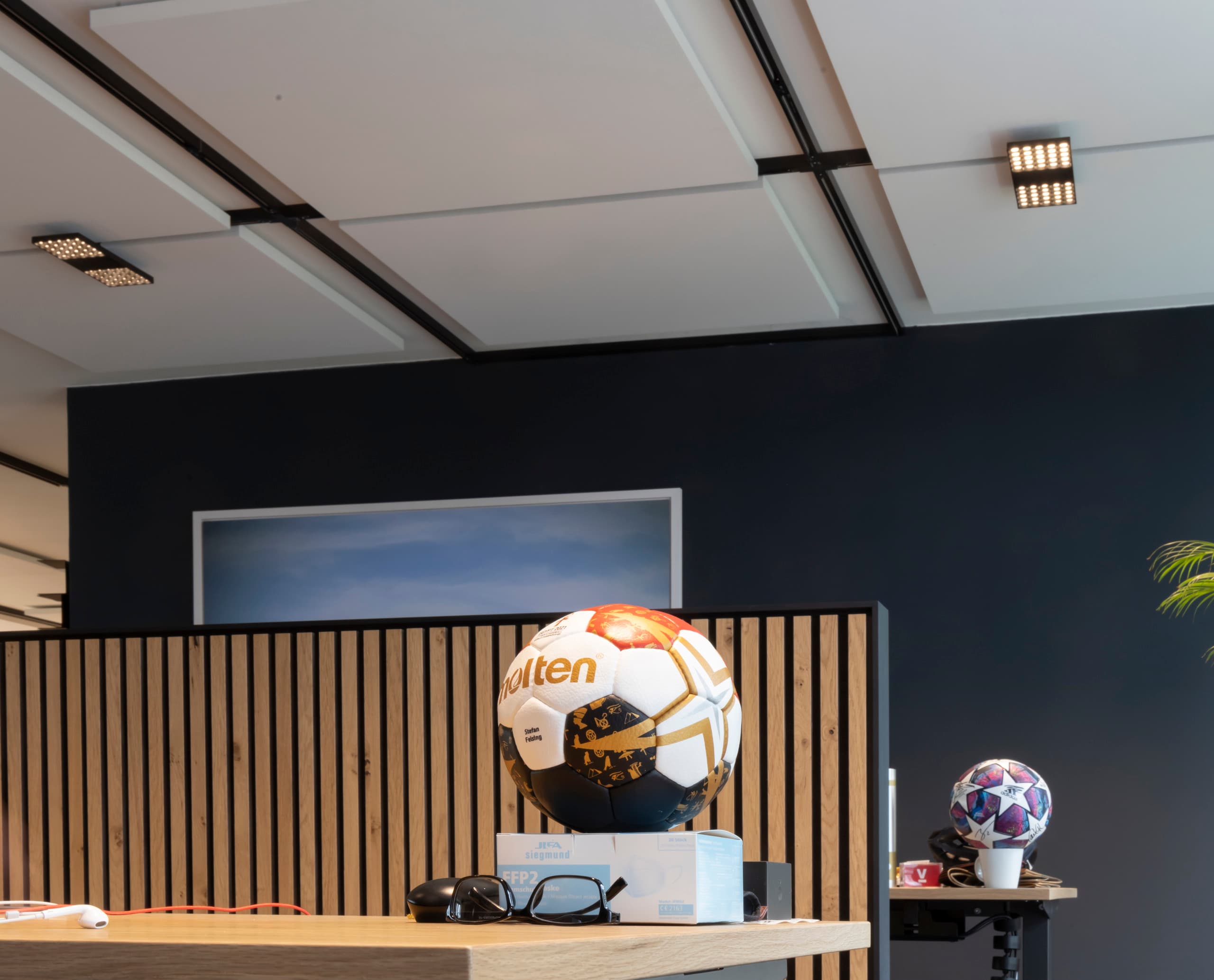 Sportfive Büro in Hamburg mit ERCO Jilly Downlights für flexible Arbeitsplatzbeleuchtung.