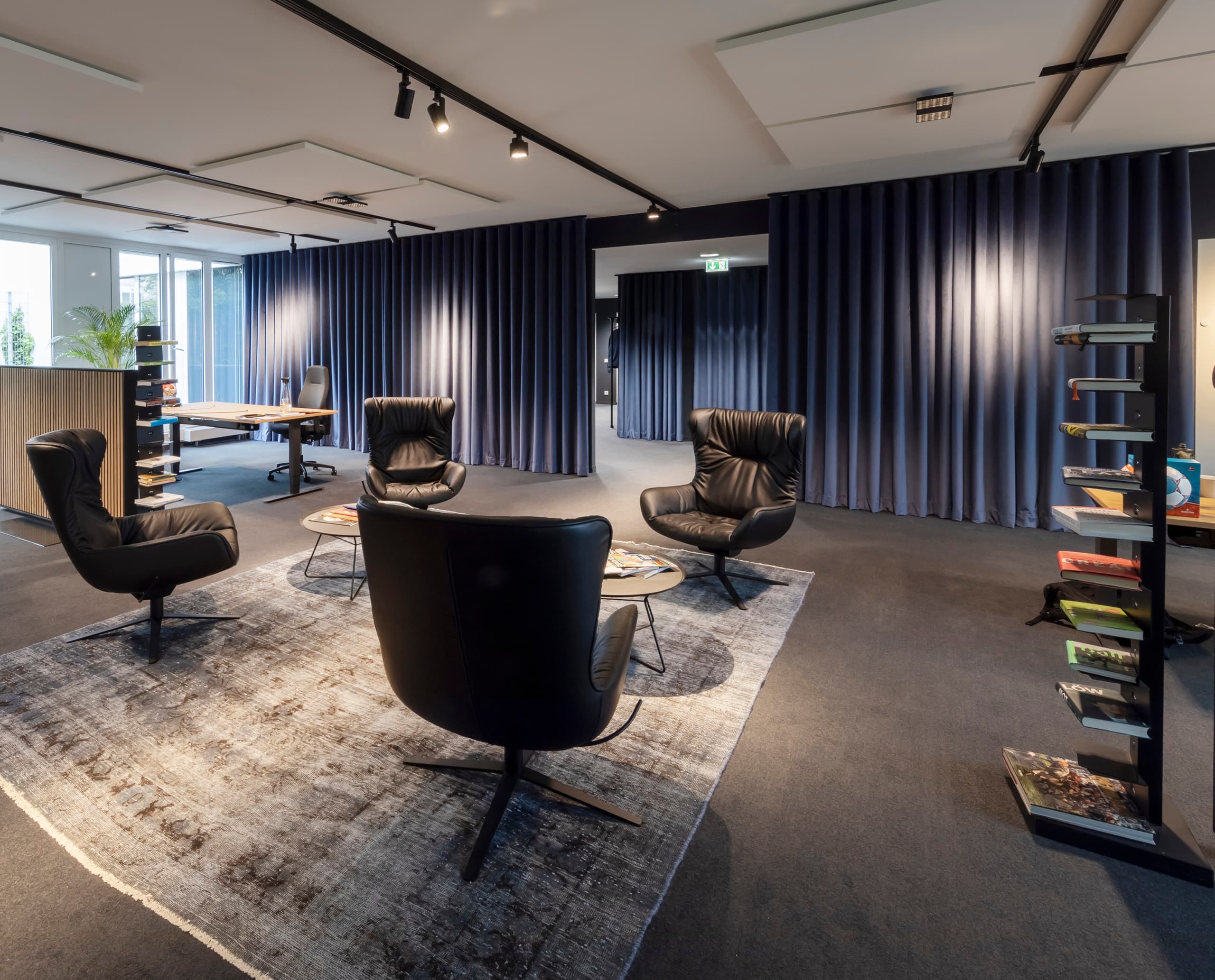 Sportfive GmbH Büro mit ERCO Downlights für flexible Arbeitsplatzbeleuchtung und hohen Sehkomfort.