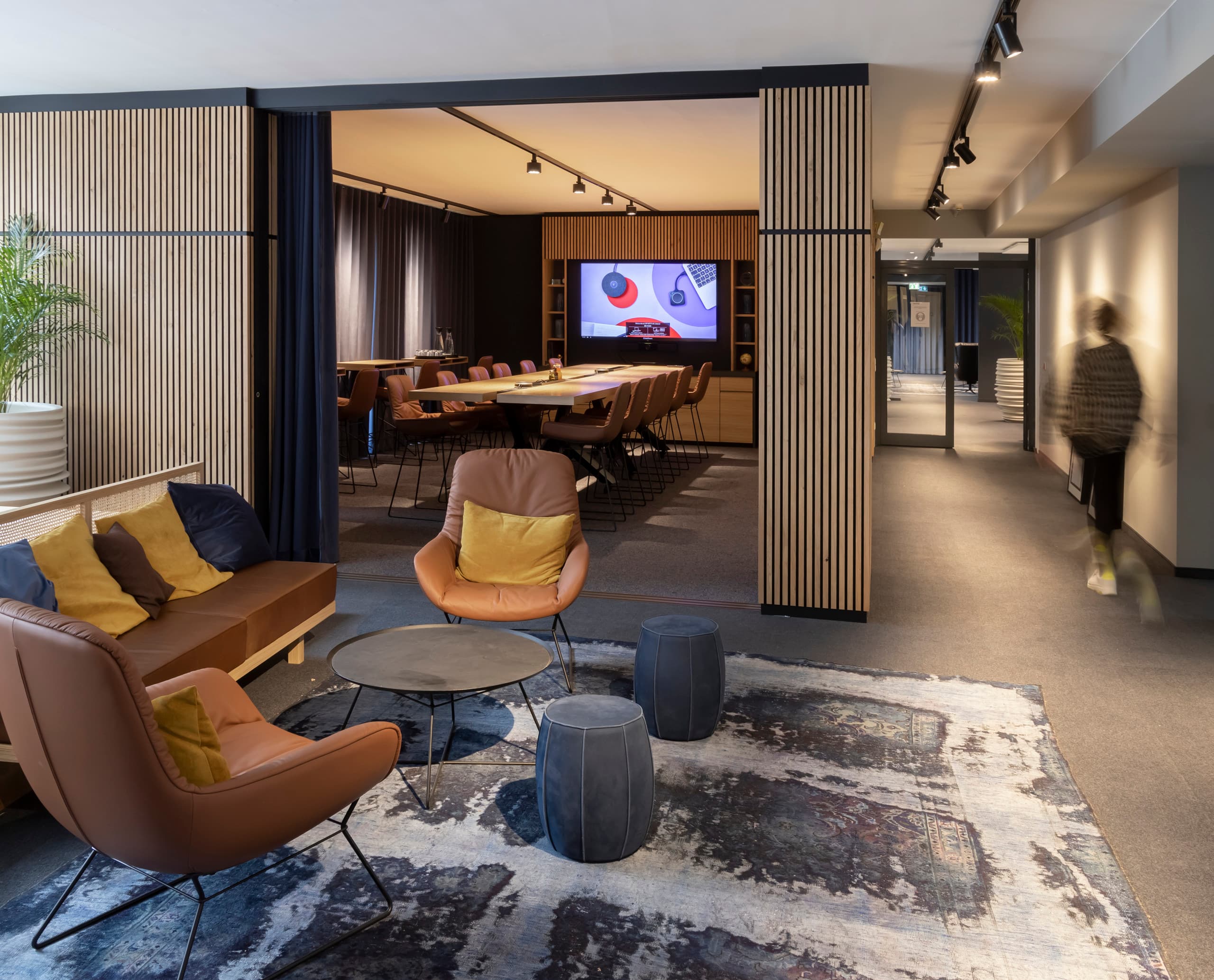 Sportfive GmbH Büro mit ERCO Jilly Downlights und Parscan Strahlern für flexible, visuell komfortable Arbeitsplatzbeleuchtung.