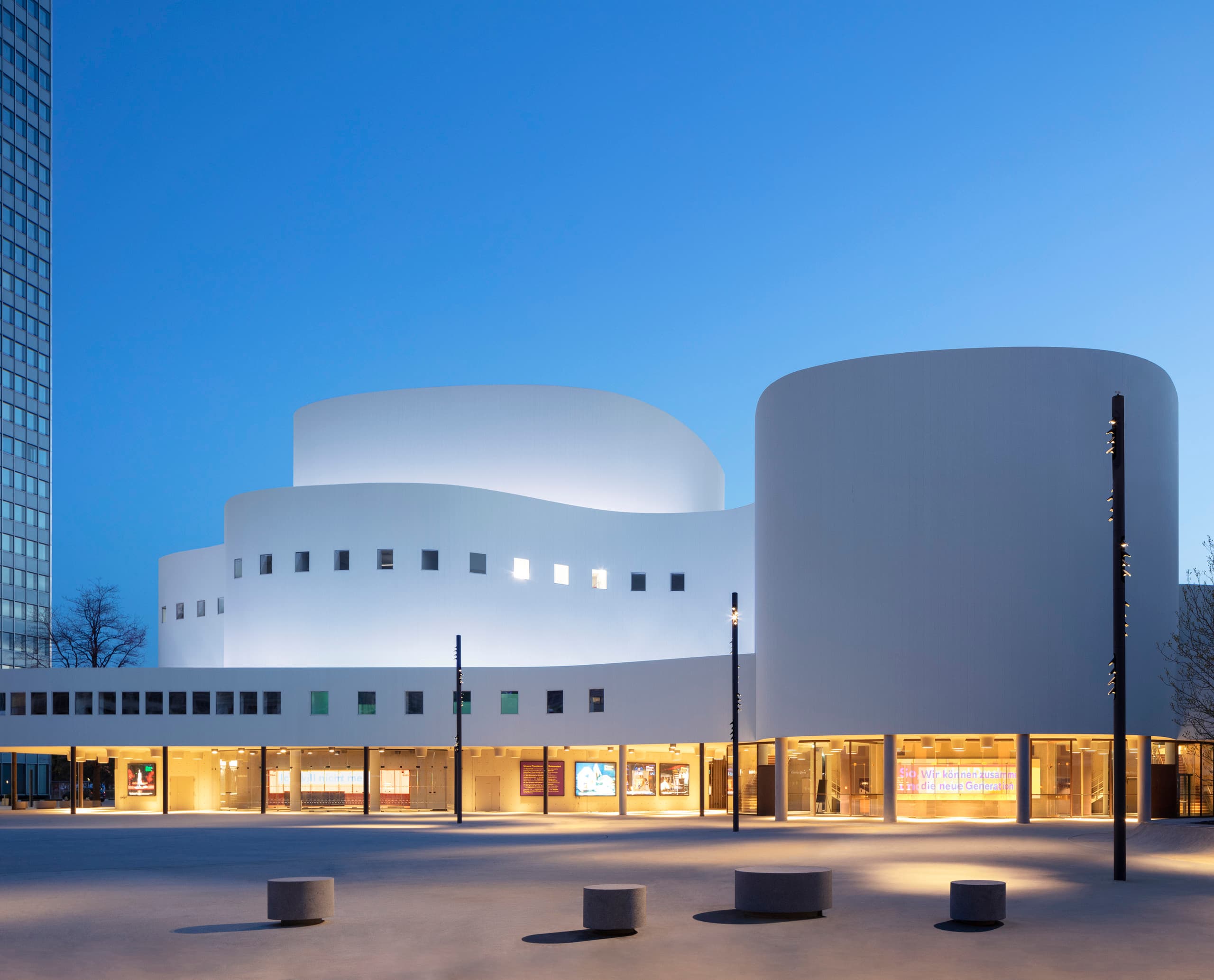 Schauspielhaus Düsseldorf mit ERCO LED-Beleuchtung in der Dämmerung.