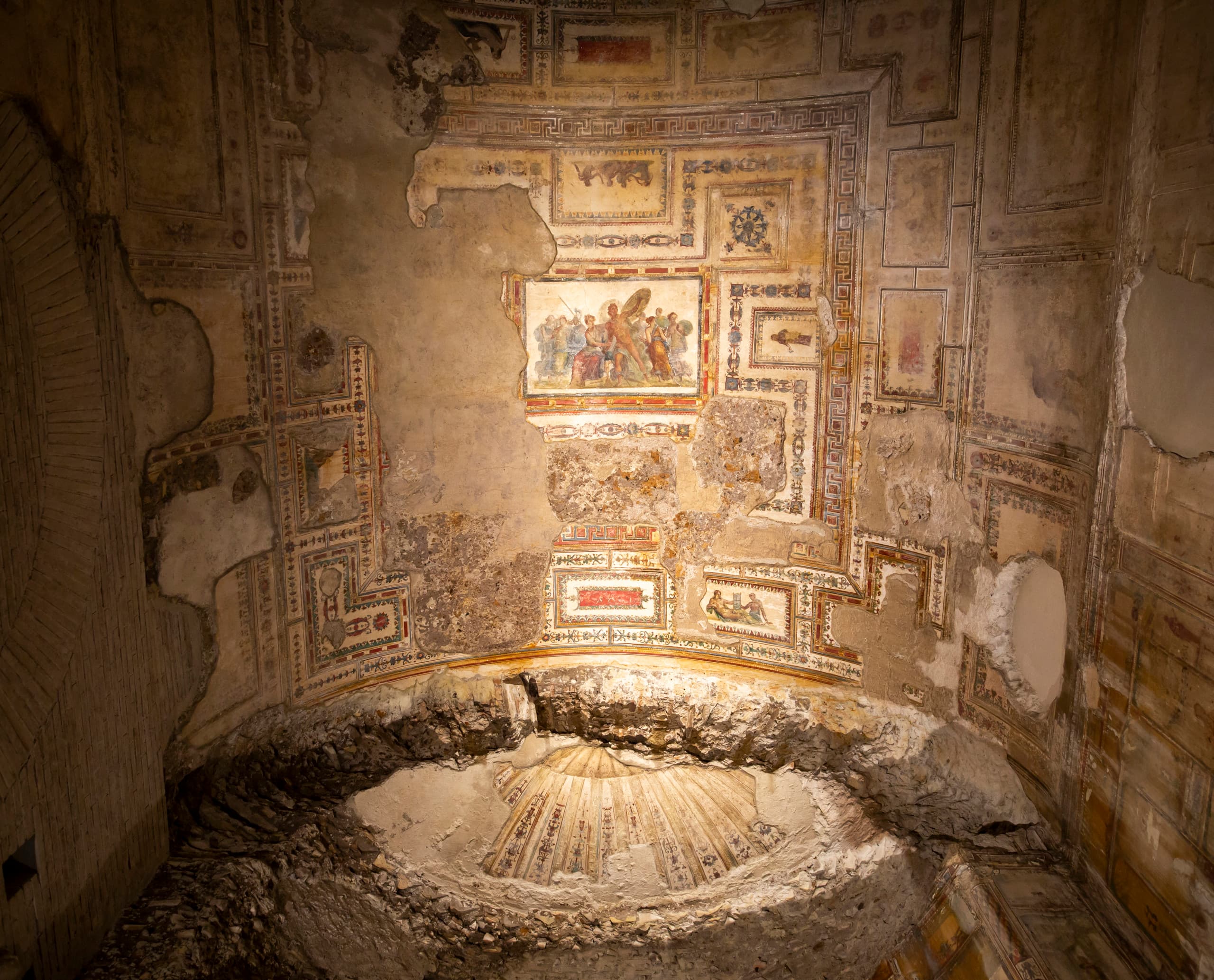 Beleuchtete, restaurierte Wandmalereien in der Domus Aurea, Rom, mit ERCO Kona Strahlern.