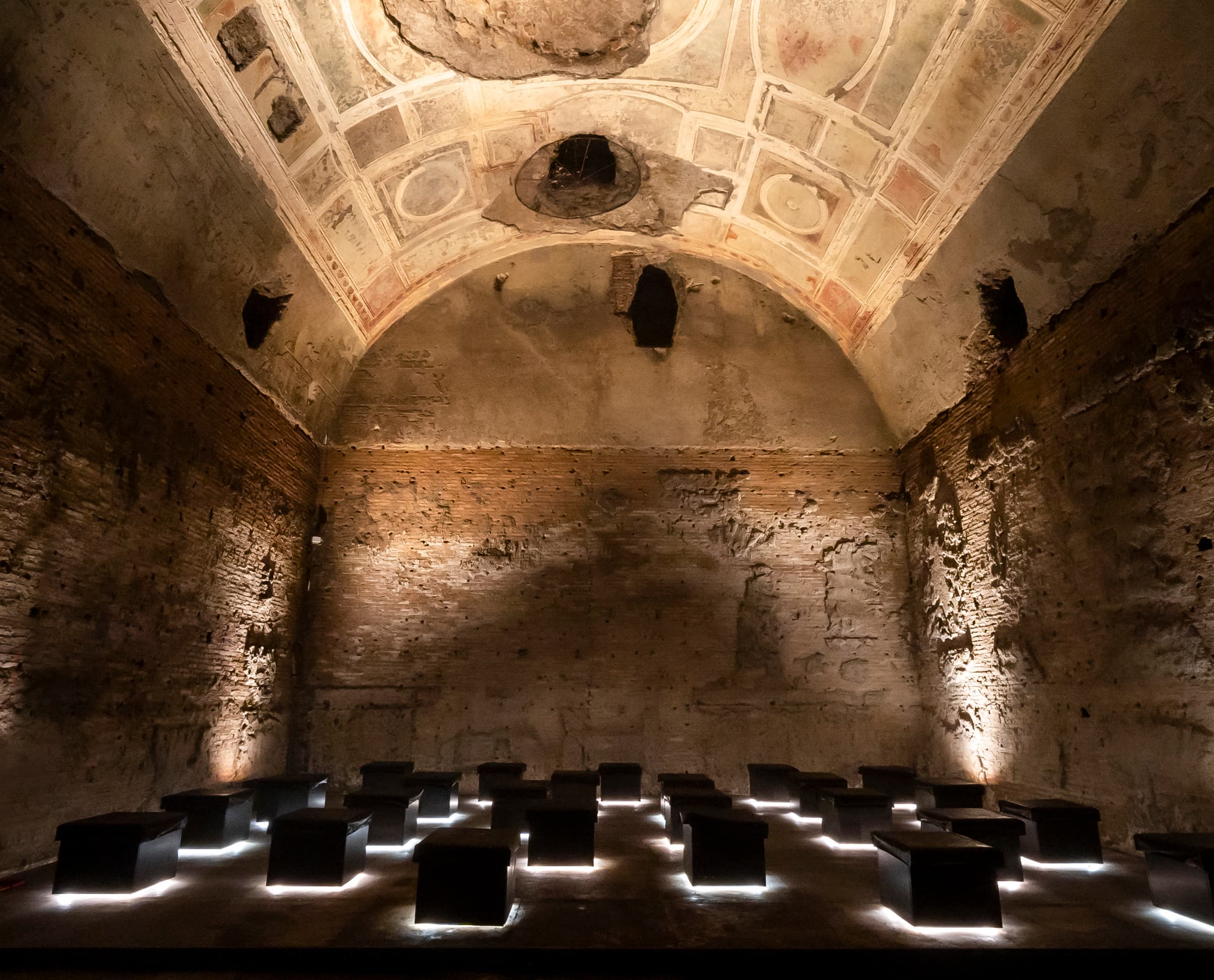 ERCO LED-Beleuchtung in der Domus Aurea: Beleuchtete, unterirdische Räume mit Sitzgelegenheiten.
