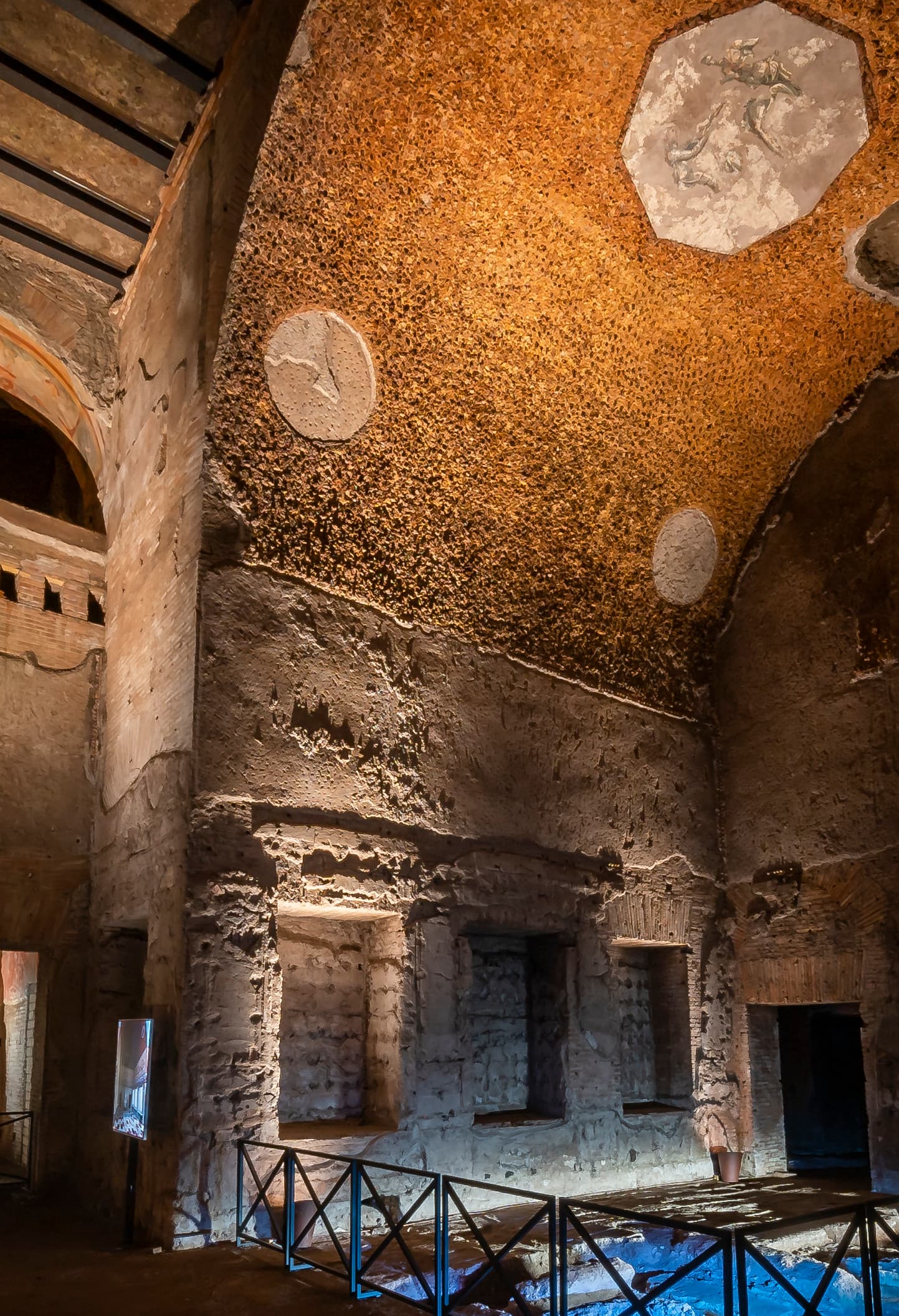 Beleuchtete Innenräume der Domus Aurea in Rom mit ERCO Lichtlösungen.