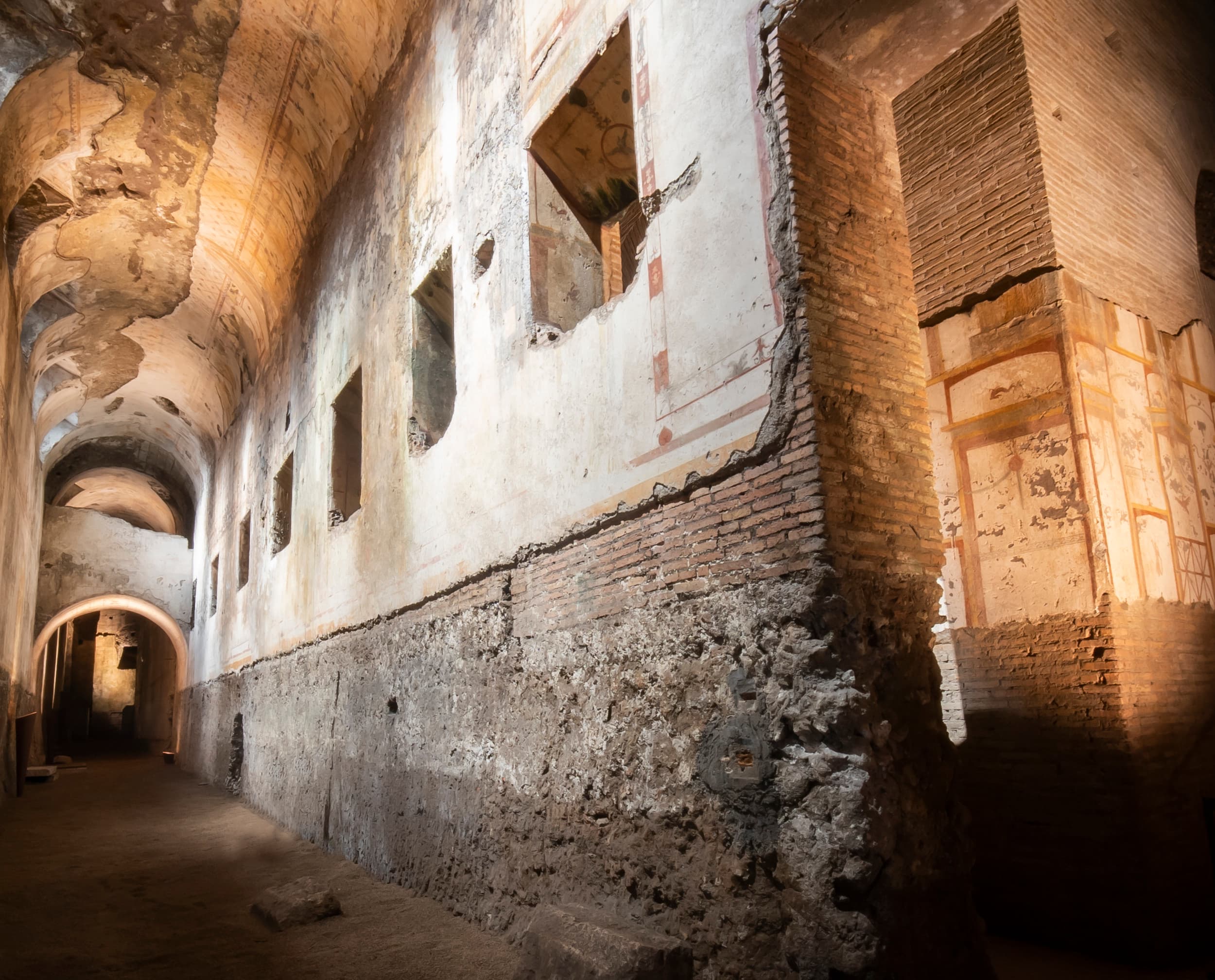 Innenansicht der Domus Aurea, beleuchtet mit ERCO LED-Leuchten, die die historische Architektur hervorheben.