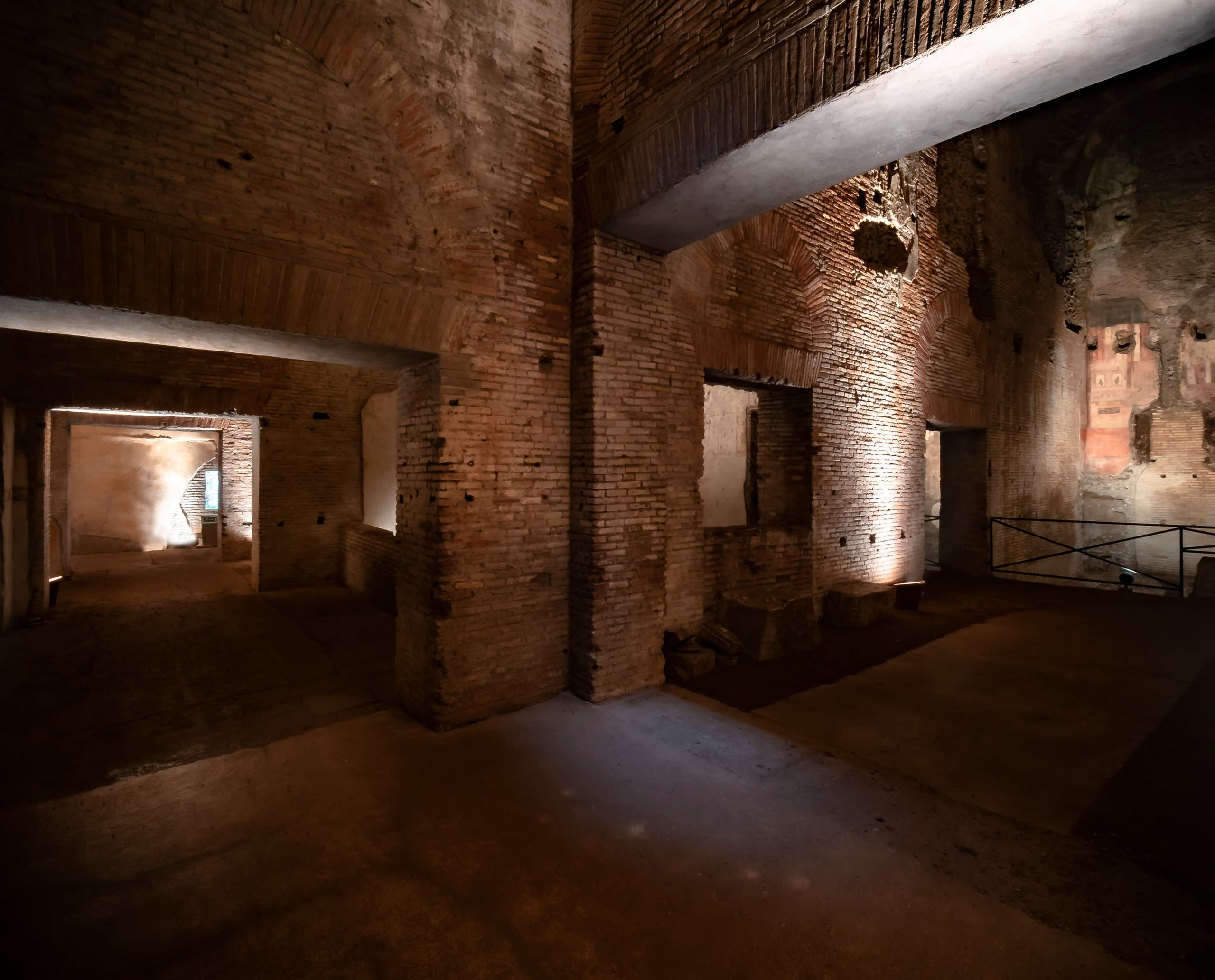 Innenansicht der Domus Aurea in Rom, beleuchtet mit ERCO LED-Leuchten, die die historische Architektur hervorheben.