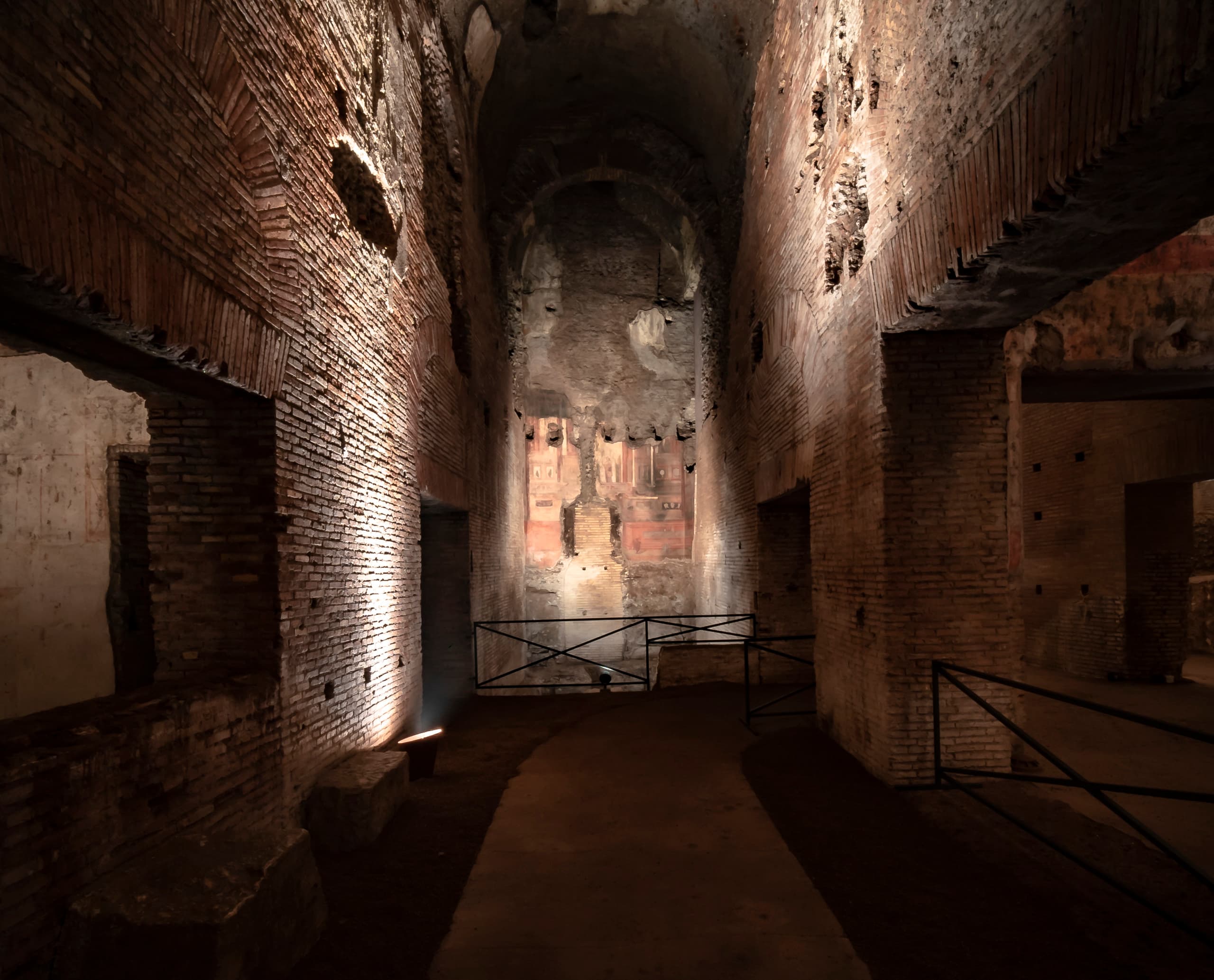 Innenraum der Domus Aurea in Rom, beleuchtet mit ERCO LED-Lichtlösungen, die die historische Architektur hervorheben.