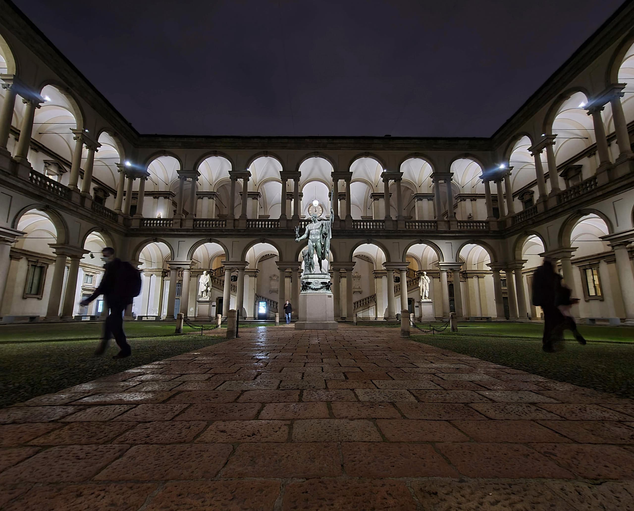 LED-Beleuchtung im Innenhof der Pinacoteca di Brera, die architektonische Details hervorhebt.